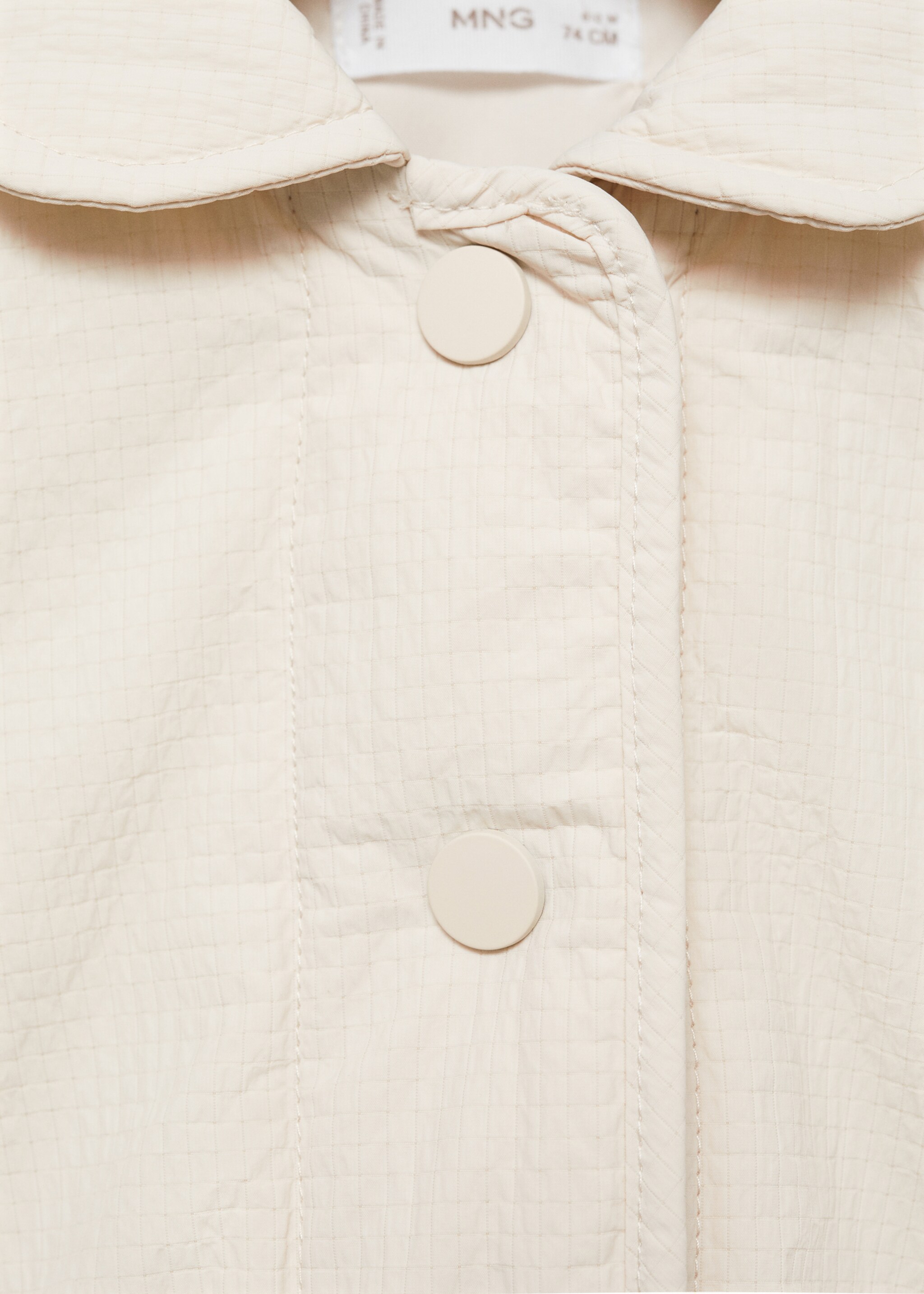 Gesteppter Mantel mit Babykragen - Detail des Artikels 8, Cremeweiß. Ref: 87094397-00.