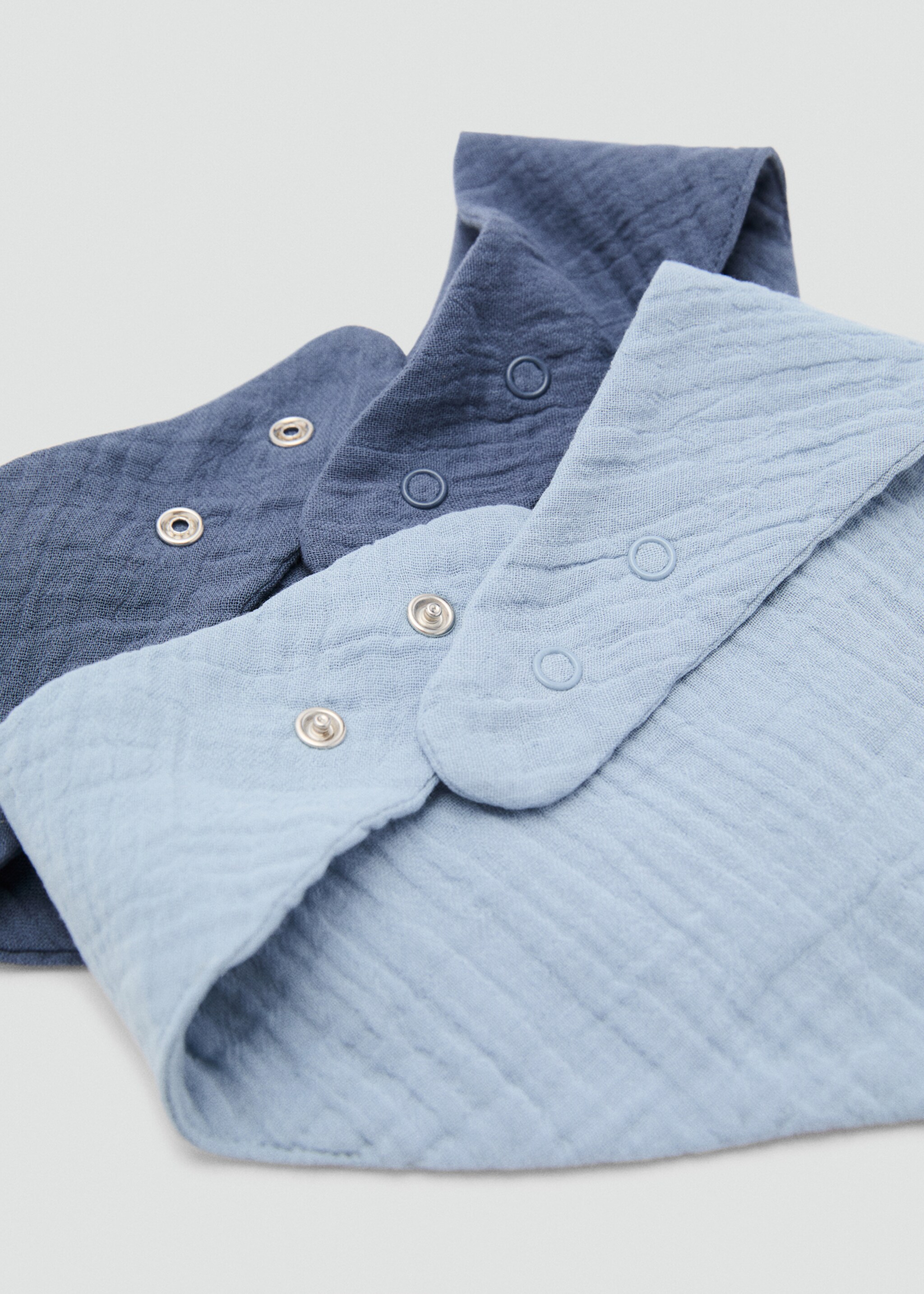 Sada 2 bavlněných bryndáčků - Náhled ve středové rovině, Modrá. Ref: 87094413-00.