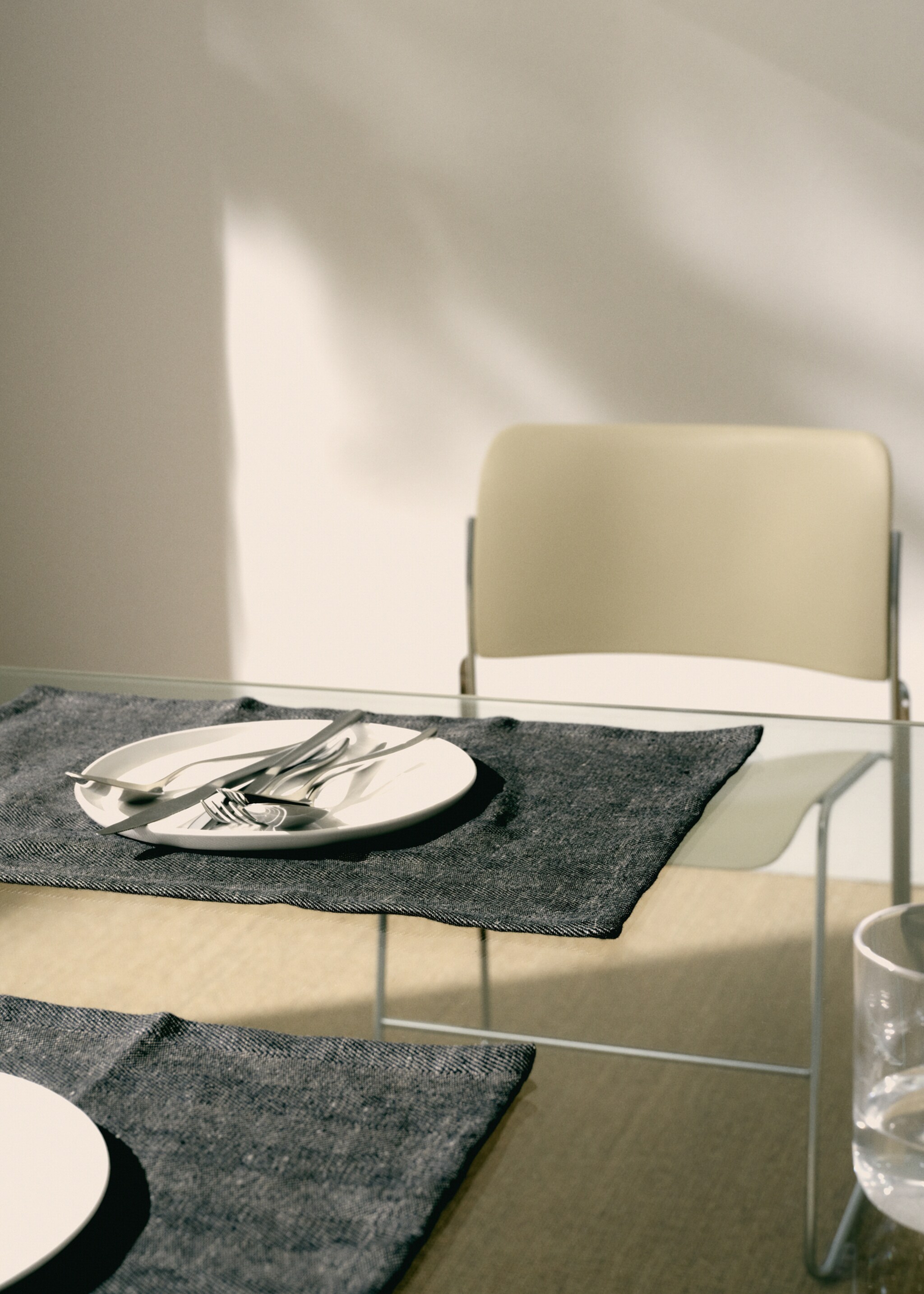 Linen placemat with herringbone structure - Details of the article 6, Medium Grey. Ref: 87094426-00.