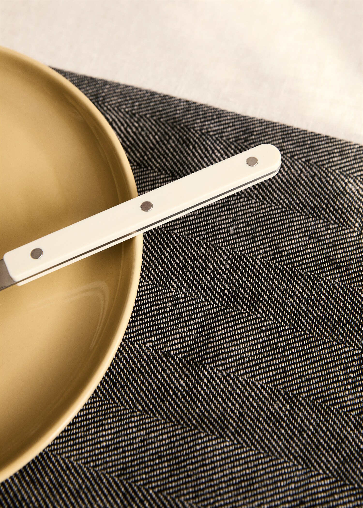 Linen placemat with herringbone structure - Details of the article 7