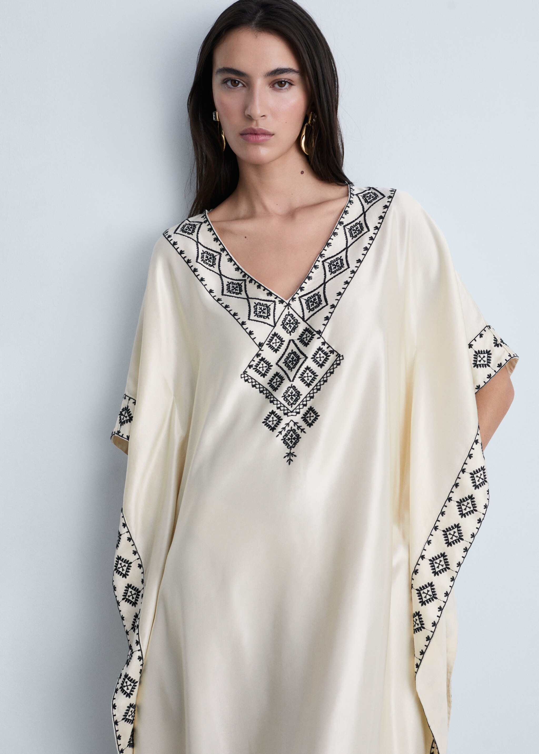 Embroidered satin caftan - Medium plane, Ecru. Ref: 87094778-00.