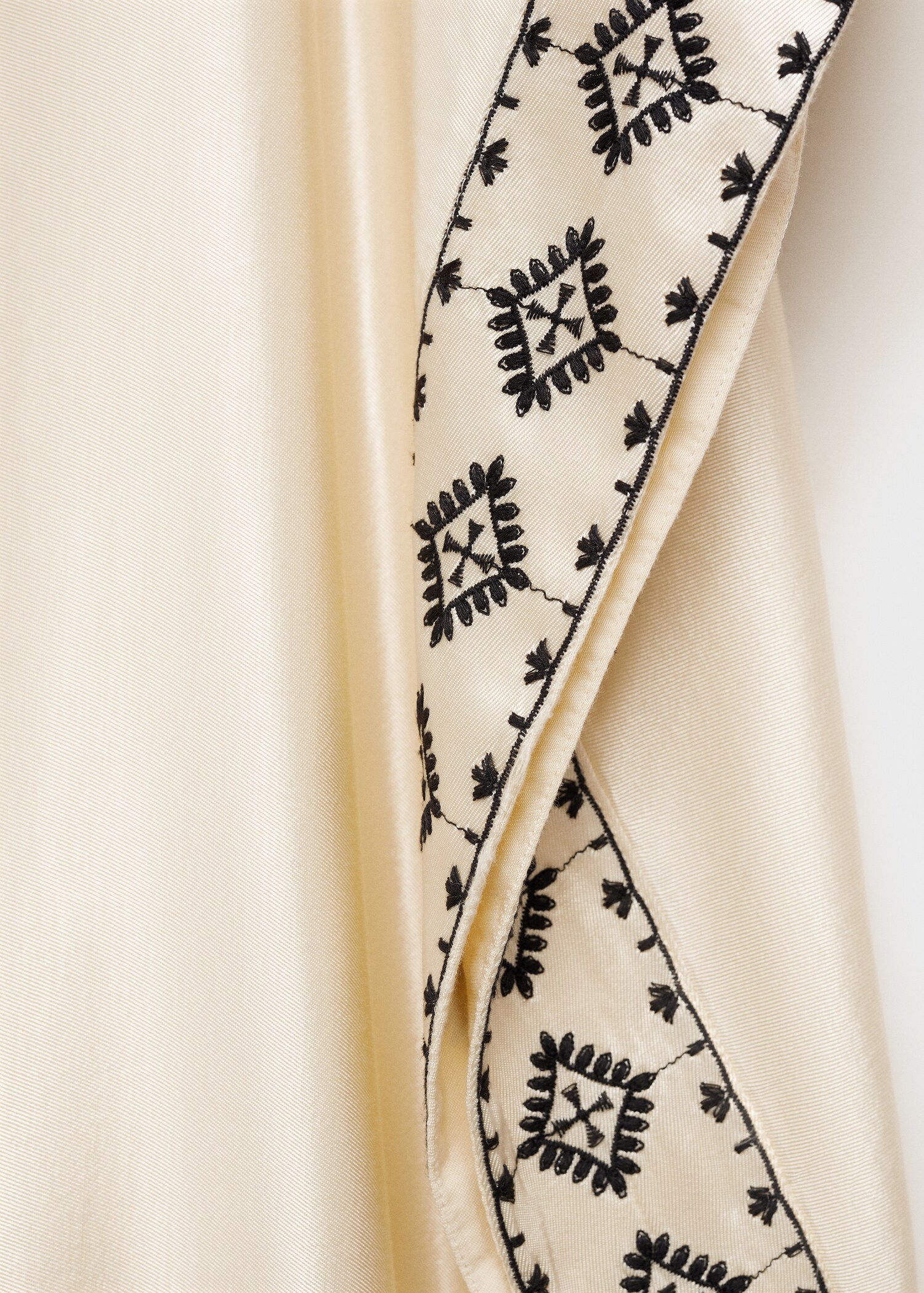 Embroidered satin caftan - Details of the article 0