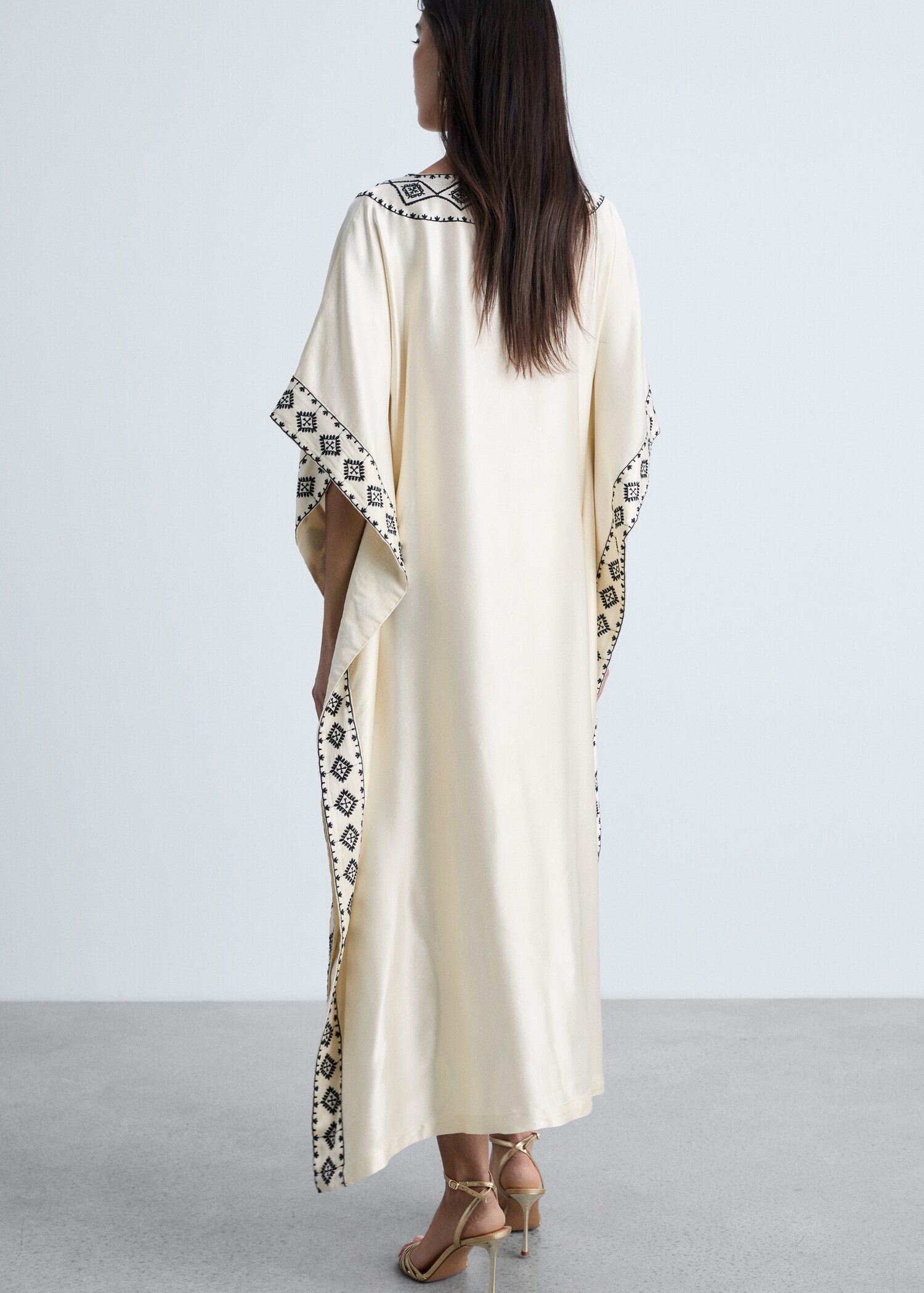 Embroidered satin caftan - Reverse of the article