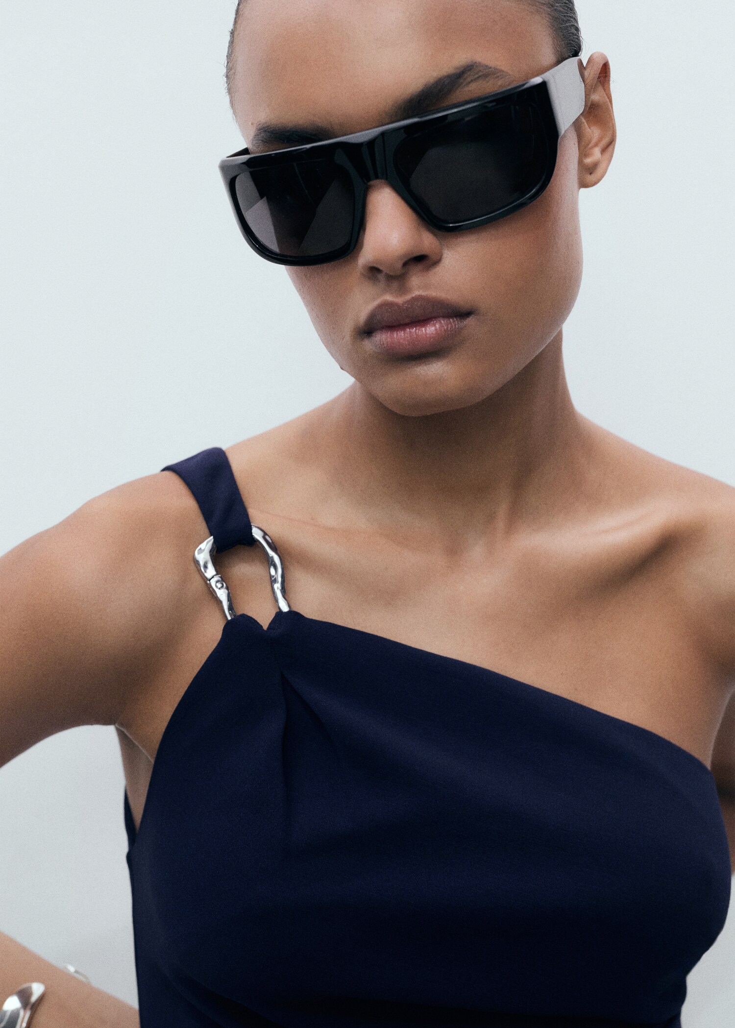 Asymmetrical jumpsuit with metallic detail - Details of the article 1