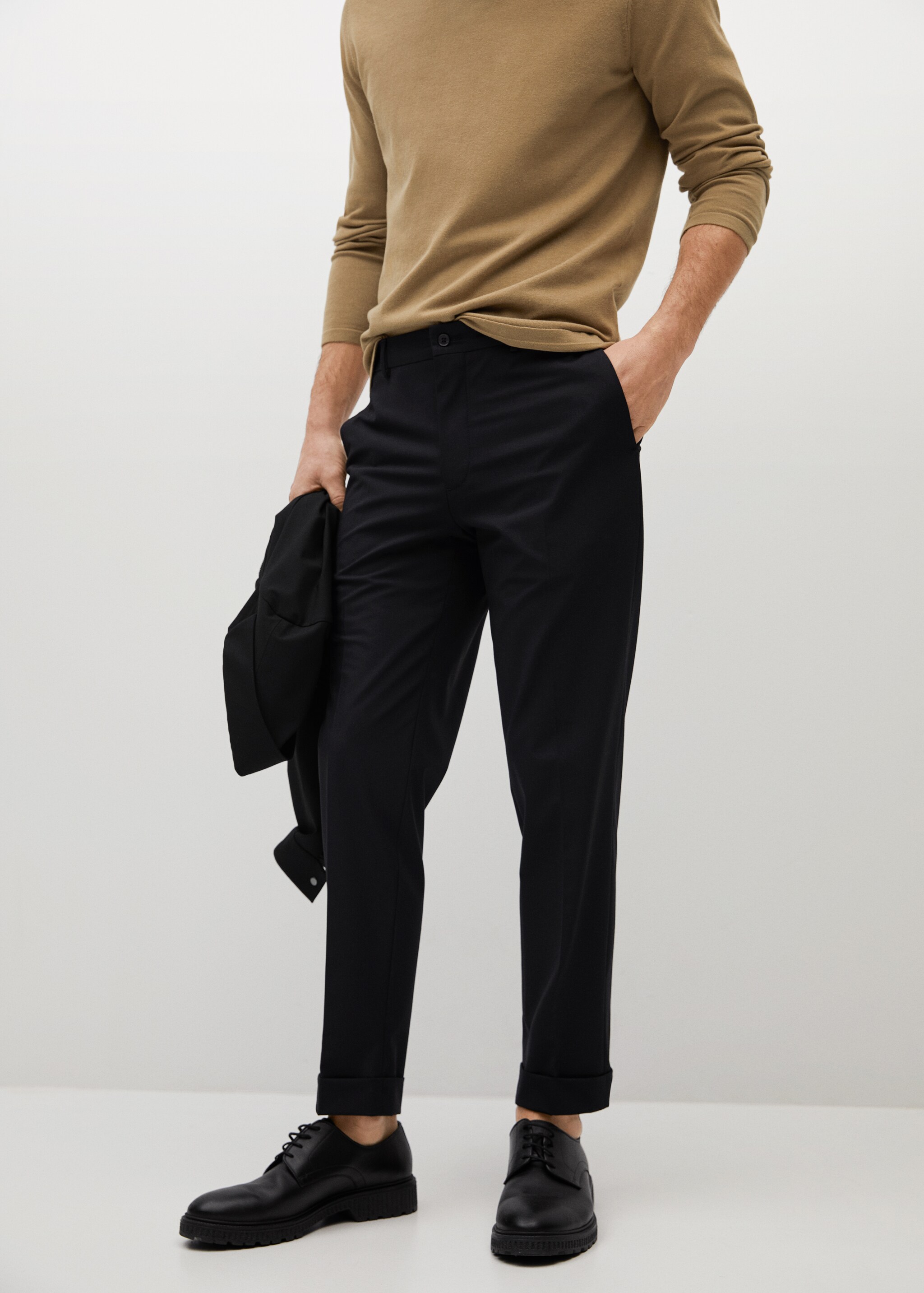 Pantalón slim fit pinzas - Plano medio