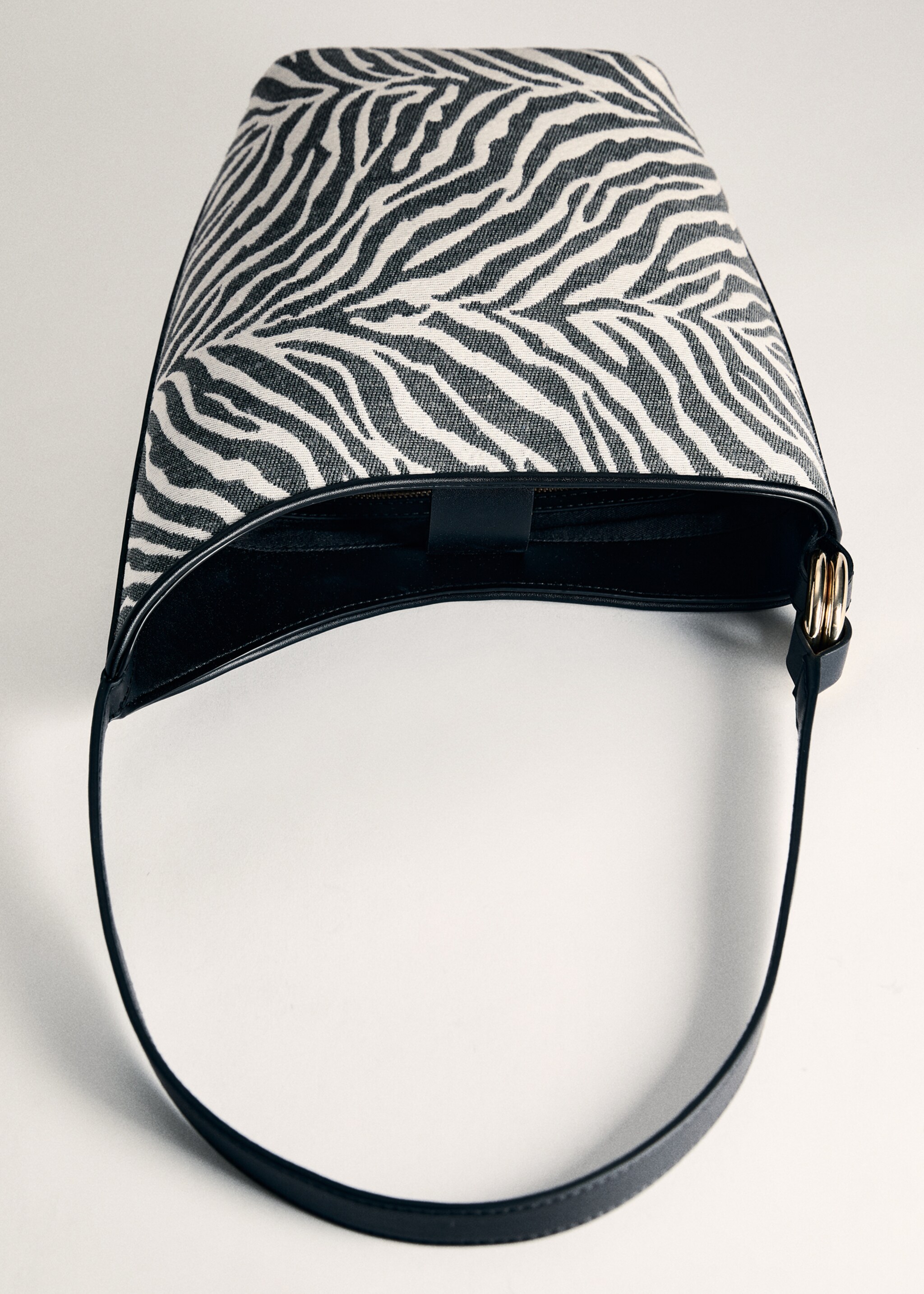 Grand sac seau à imprimé zèbre - Détail de l'article 5, Noir. Ref: 87095732-00.