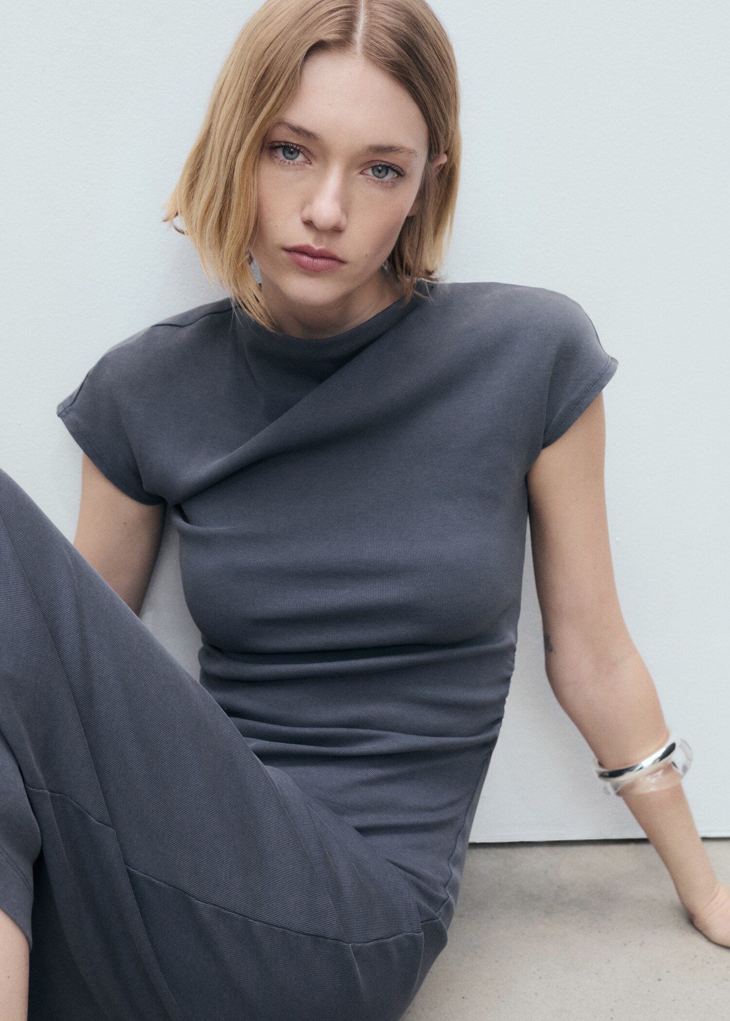 Midi-Kleid mit drapiertem Detail - Detail des Artikels 2