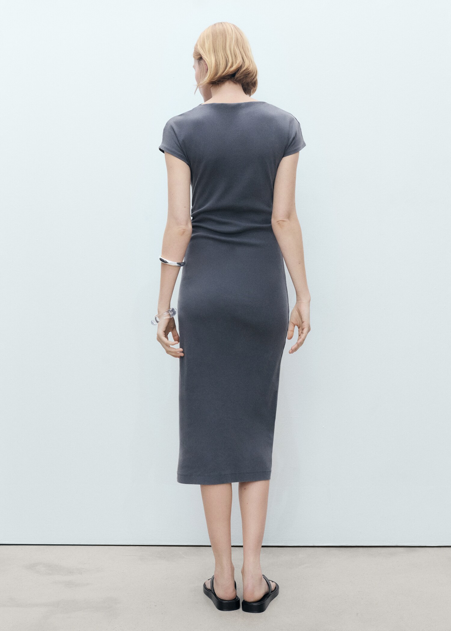 Midi-Kleid mit drapiertem Detail - Rückseite des Artikels