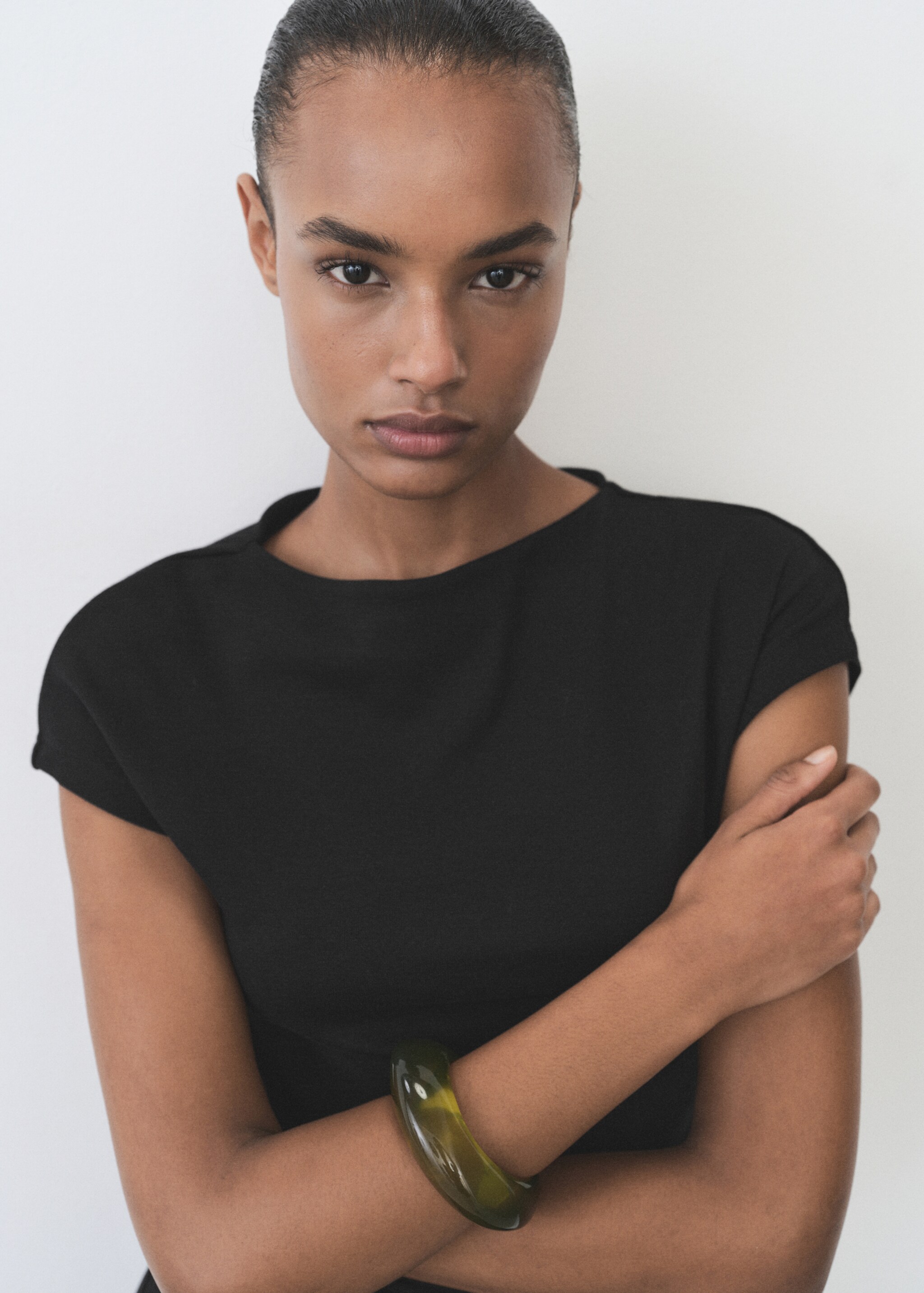 Midi-Kleid mit drapiertem Detail - Detail des Artikels 1, Schwarz. Ref: 87095741-00.