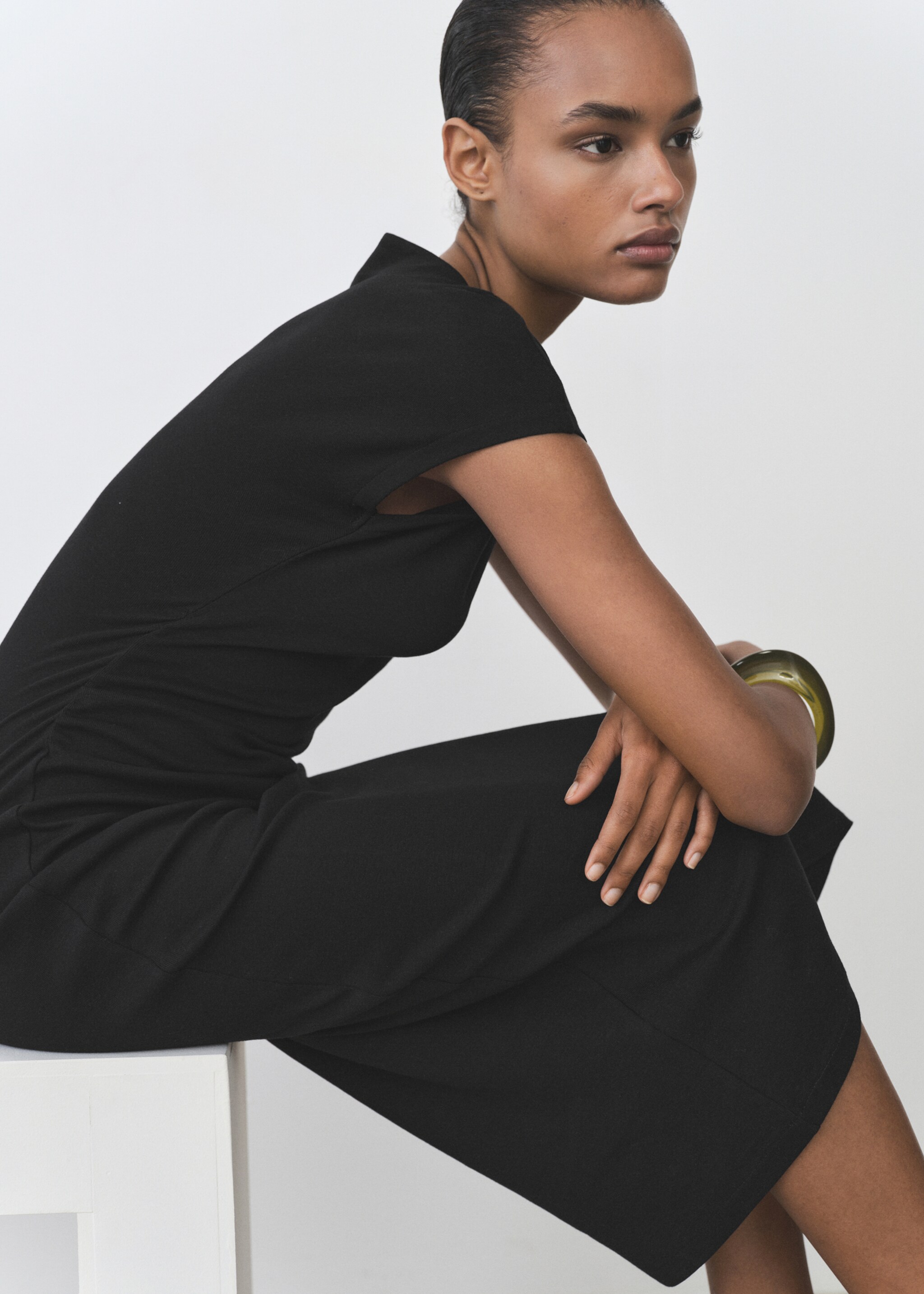 Midi-Kleid mit drapiertem Detail - Detail des Artikels 2, Schwarz. Ref: 87095741-00.