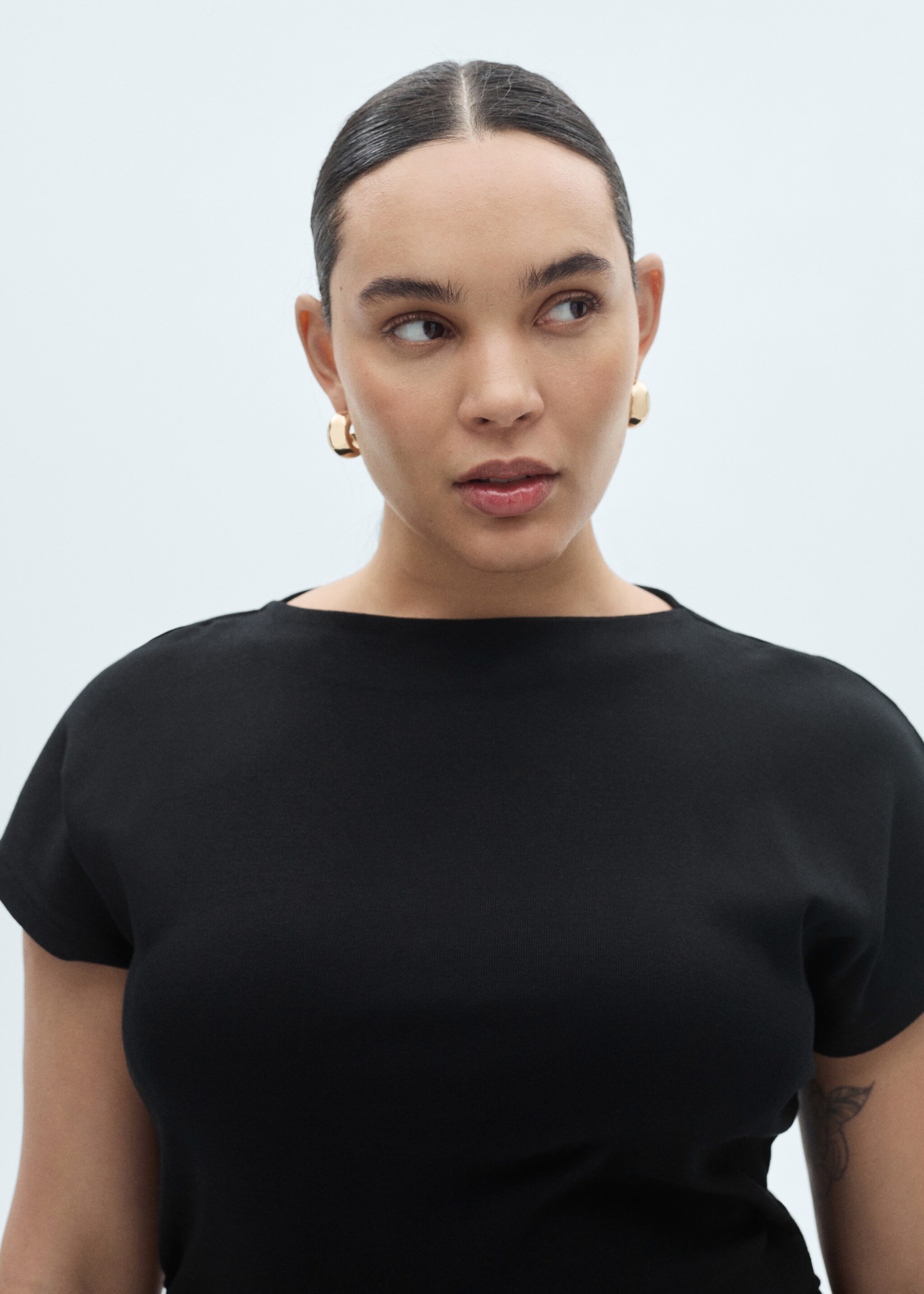 Midi-Kleid mit drapiertem Detail - Detail des Artikels 4, Schwarz. Ref: 87095741-00.