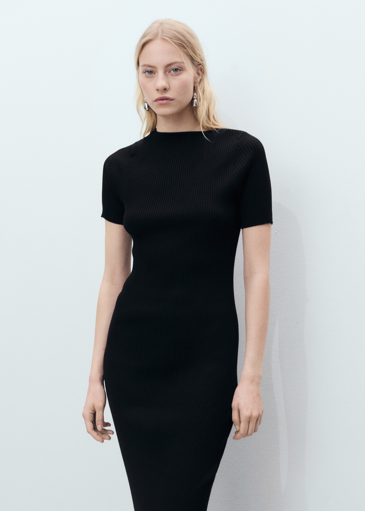 Ribbed midi-dress with slit neckline - Medium plane