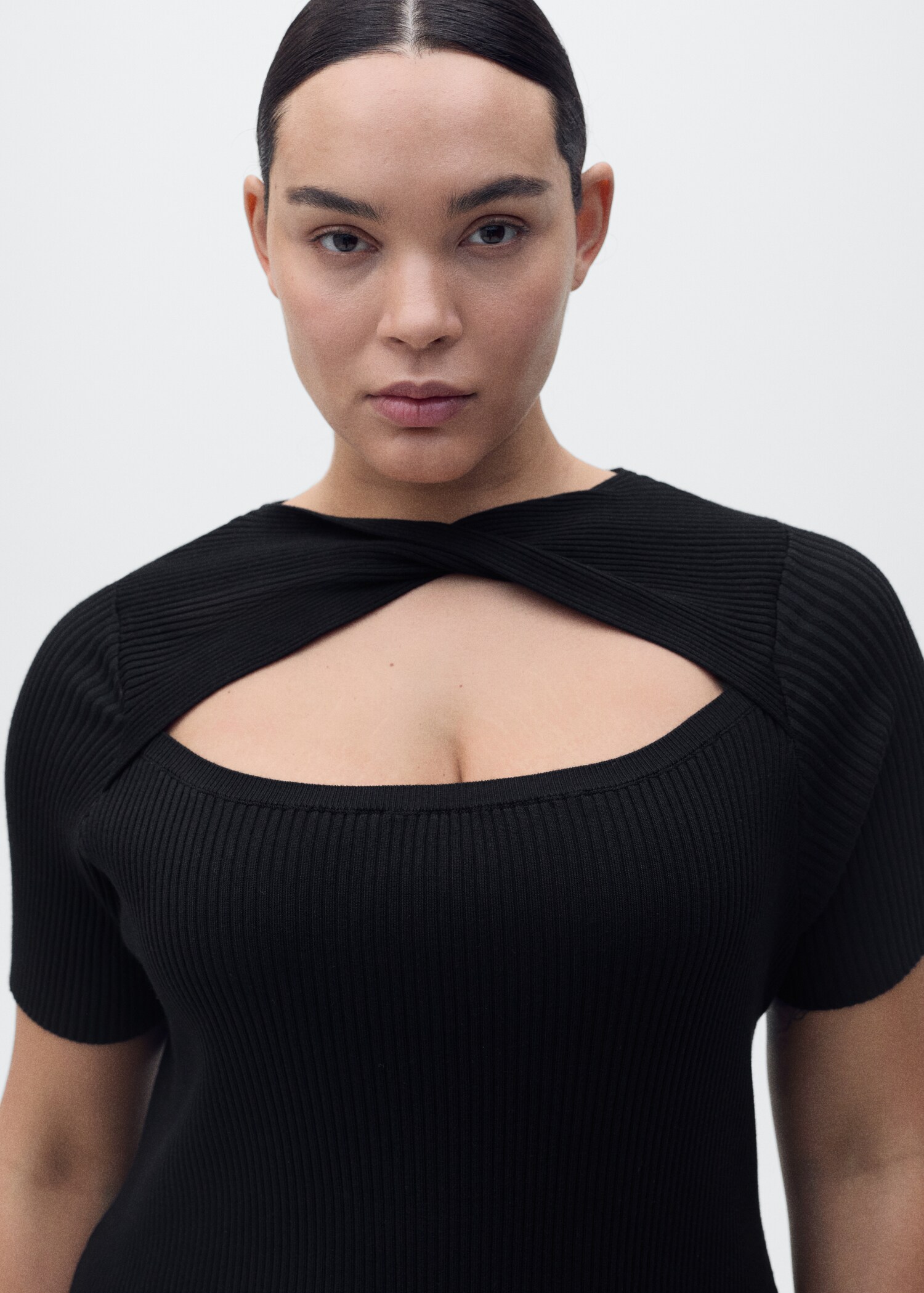 Ribbed midi-dress with slit neckline - Details of the article 4