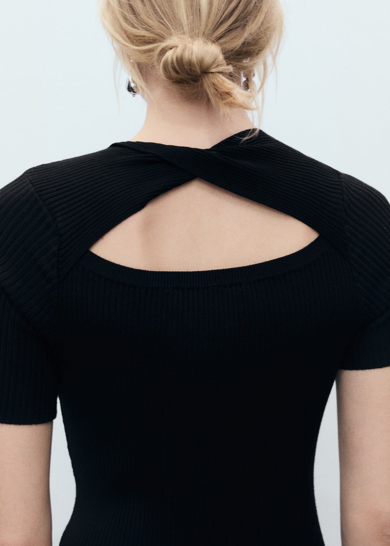 Ribbed midi-dress with slit neckline - Details of the article 6
