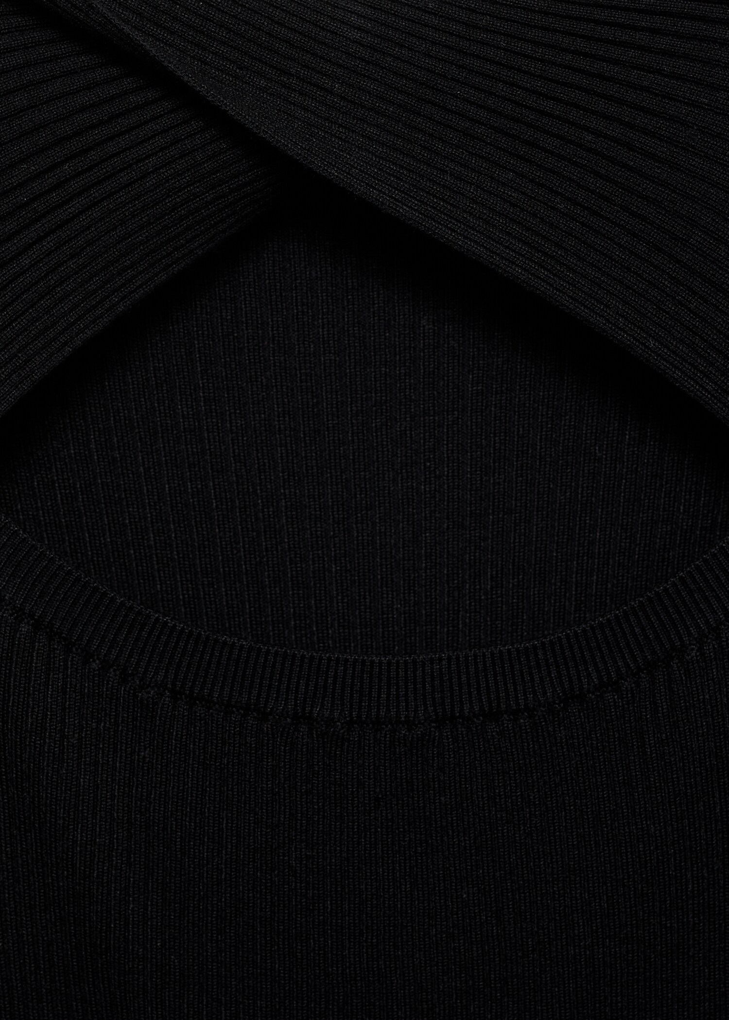 Ribbed midi-dress with slit neckline - Details of the article 8