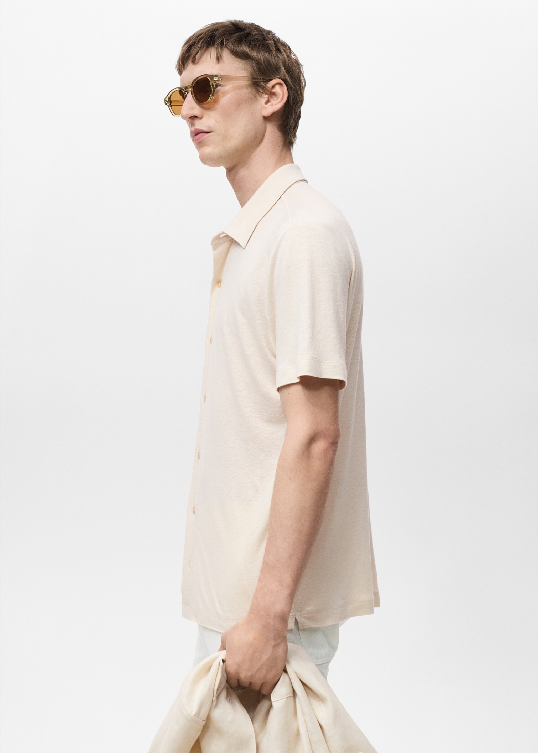 Regular-fit linen shirt - Details of the article 2, Ivory White. Ref: 87095922-00.