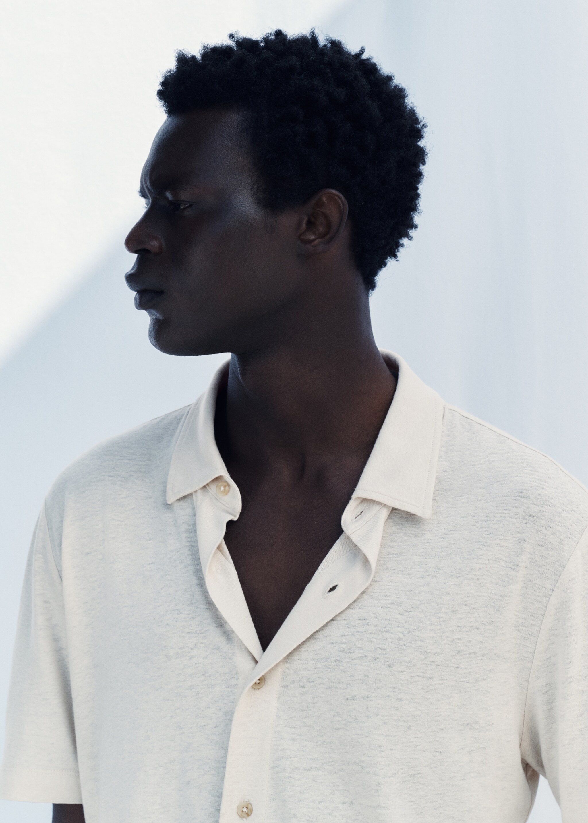 Regular-fit linen shirt - Details of the article 3, Ivory White. Ref: 87095922-00.