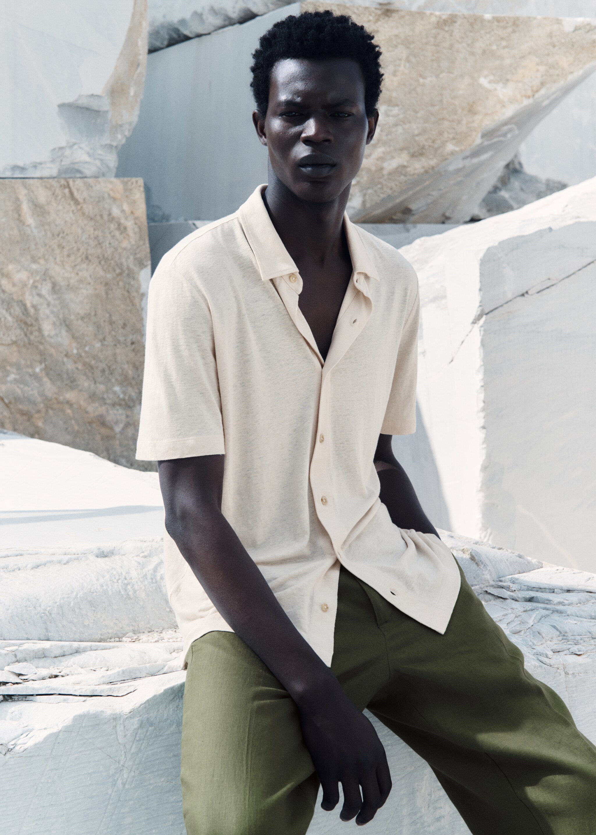 Regular-fit linen shirt - Details of the article 5, Ivory White. Ref: 87095922-00.