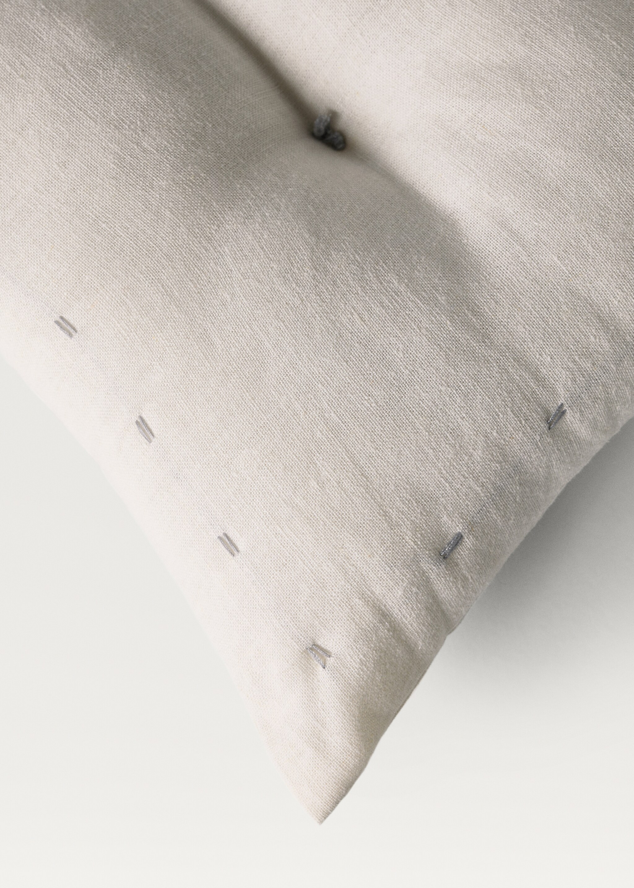 Linen cotton children’s cushion with stitching detail 30x20 cm - Details of the article 3, Off White. Ref: 87095985-00.