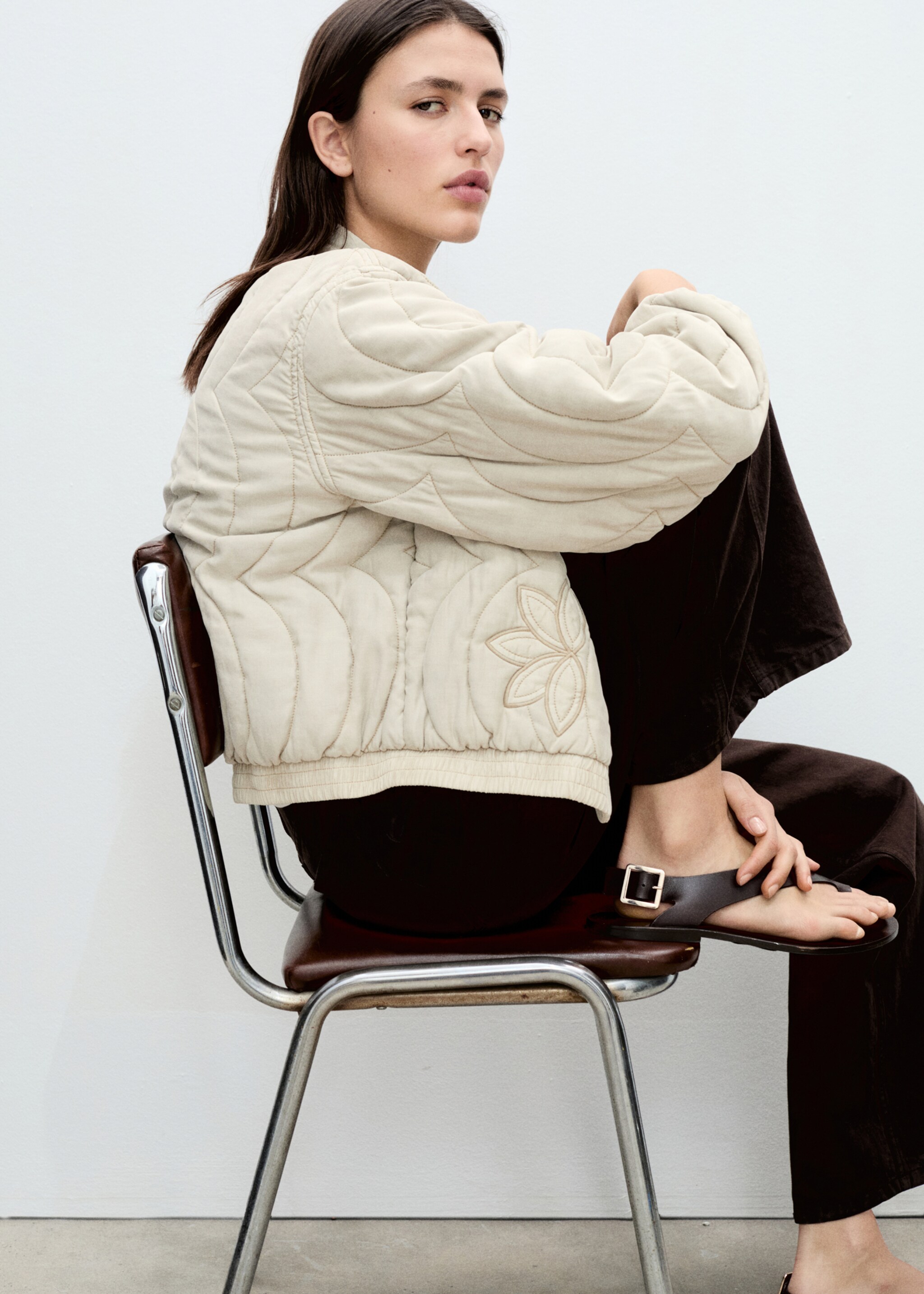 Steppjacke mit Blumenstickerei - Detail des Artikels 2, Grau. Ref: 87096342-00.