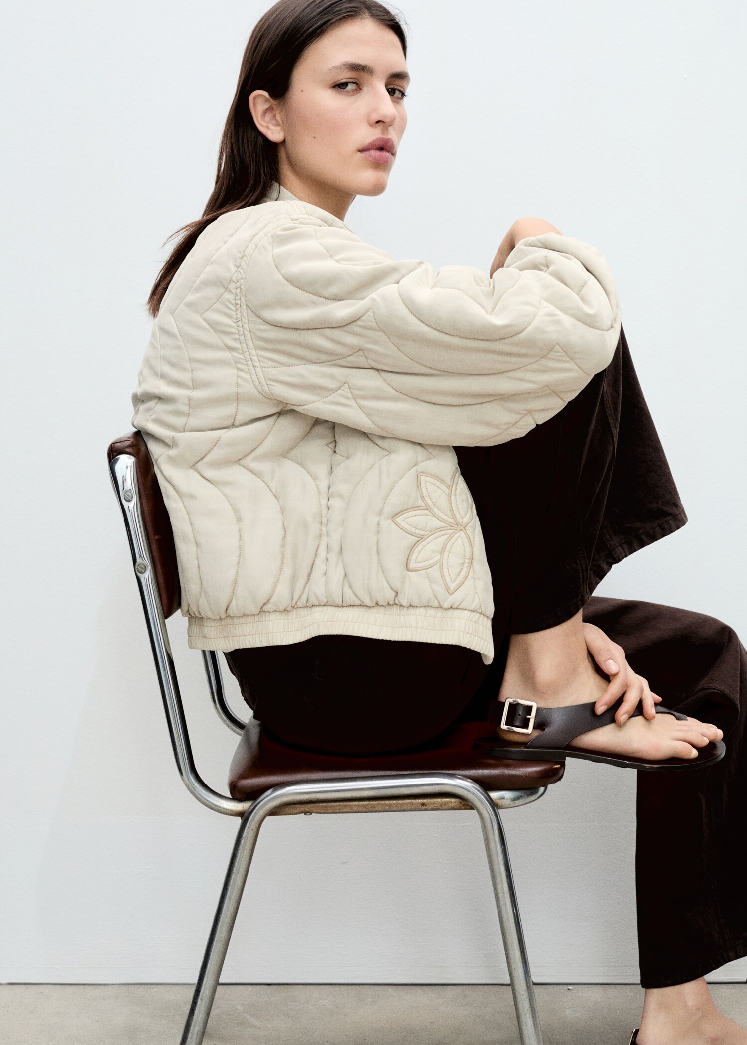 Steppjacke mit Blumenstickerei - Detail des Artikels 2