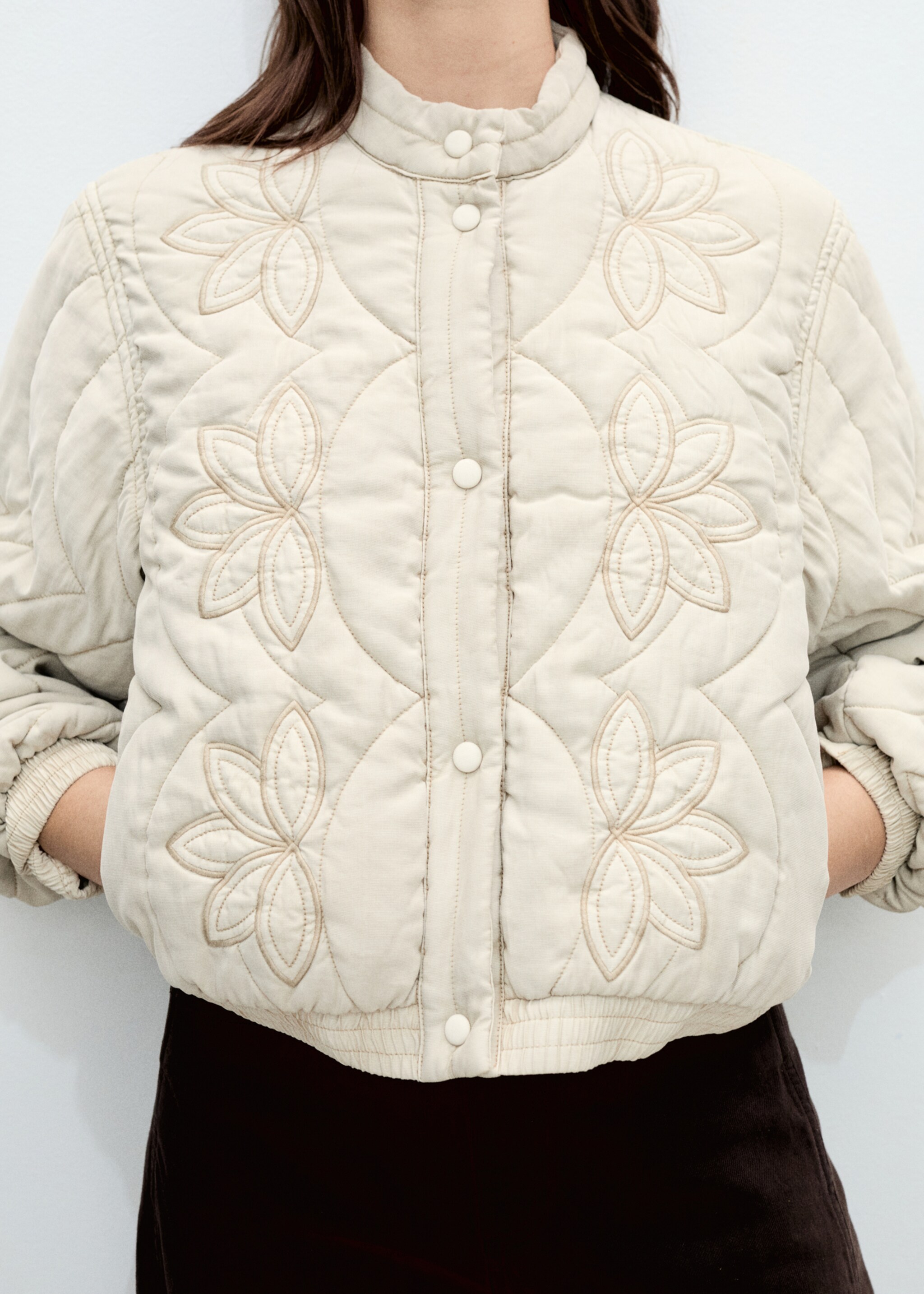 Steppjacke mit Blumenstickerei - Detail des Artikels 6, Grau. Ref: 87096342-00.