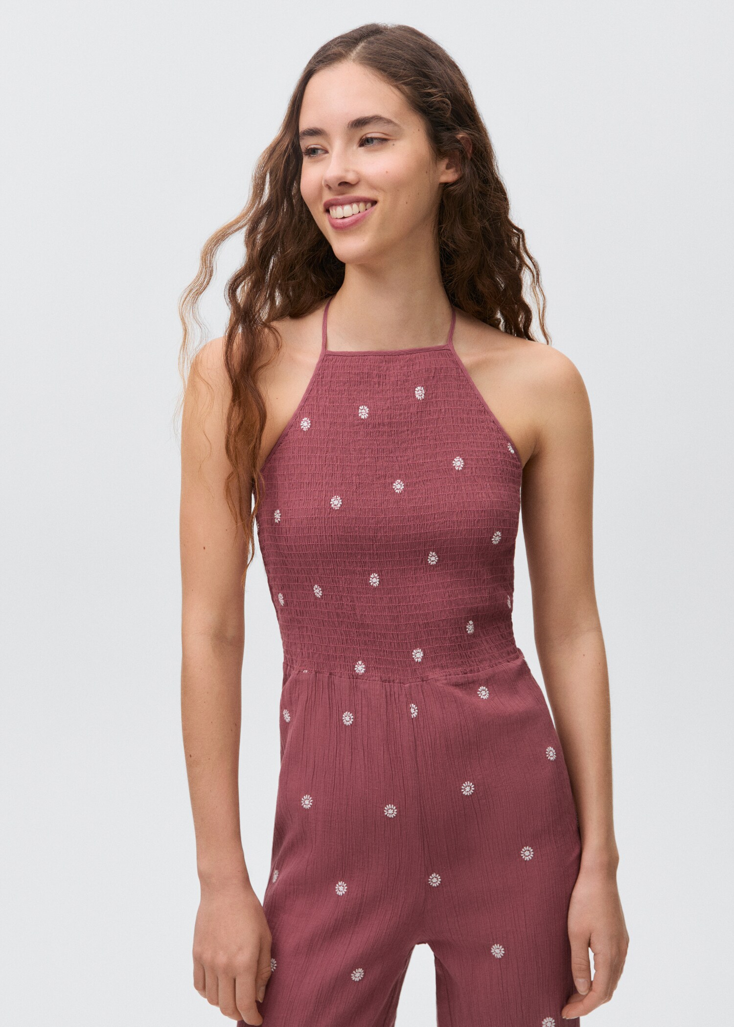 Mono largo bordado - Plano medio