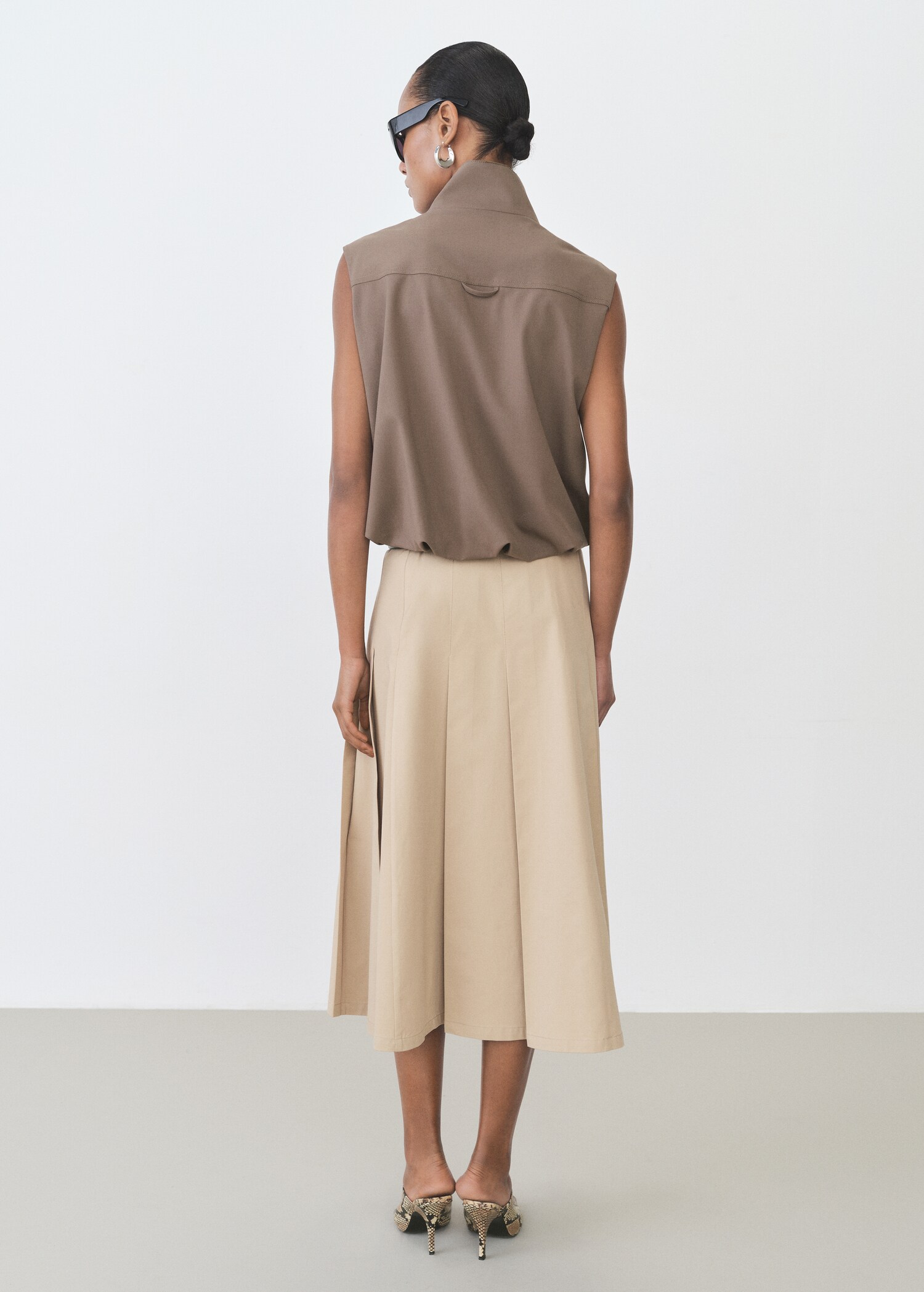 Ausgestellter Rock mit Abnäherdetail - Rückseite des Artikels