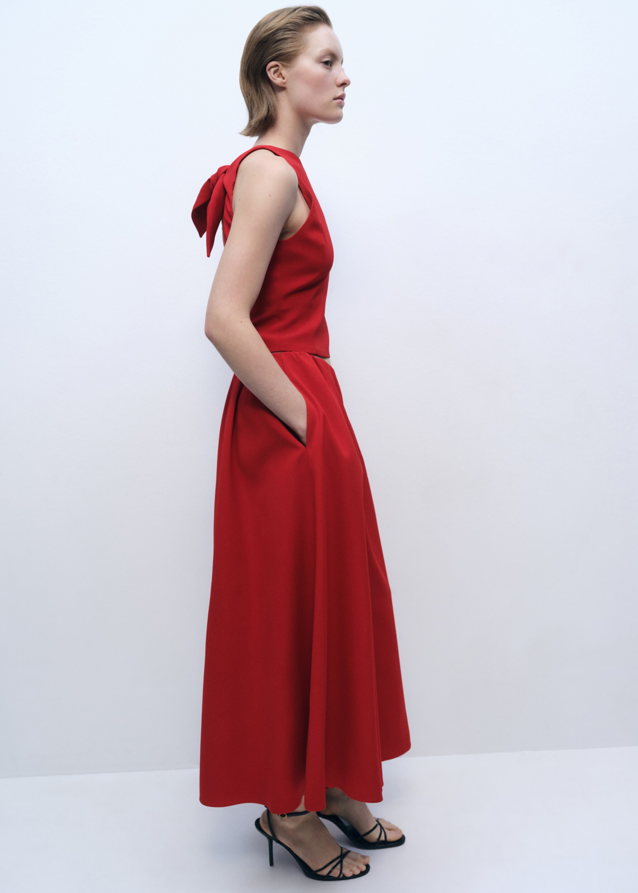 Long skirt with gathered waist - Details of the article 1, Red. Ref: 87096372-00.