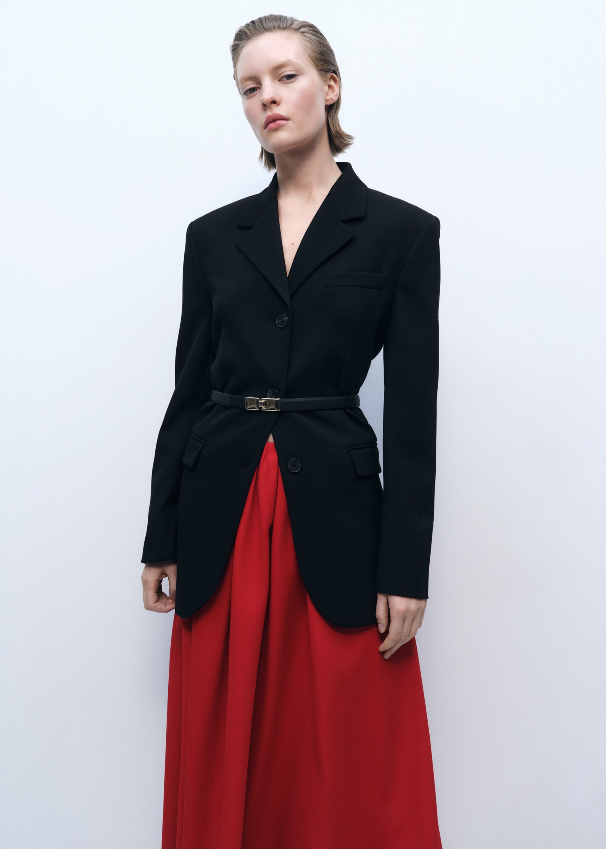 Long skirt with gathered waist - Details of the article 2, Red. Ref: 87096372-00.