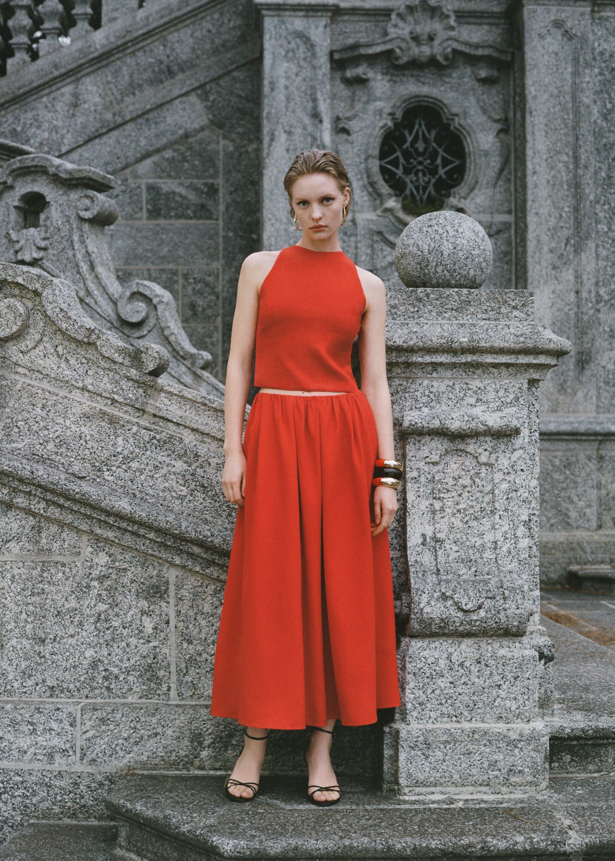 Long skirt with gathered waist - Details of the article 7, Red. Ref: 87096372-00.