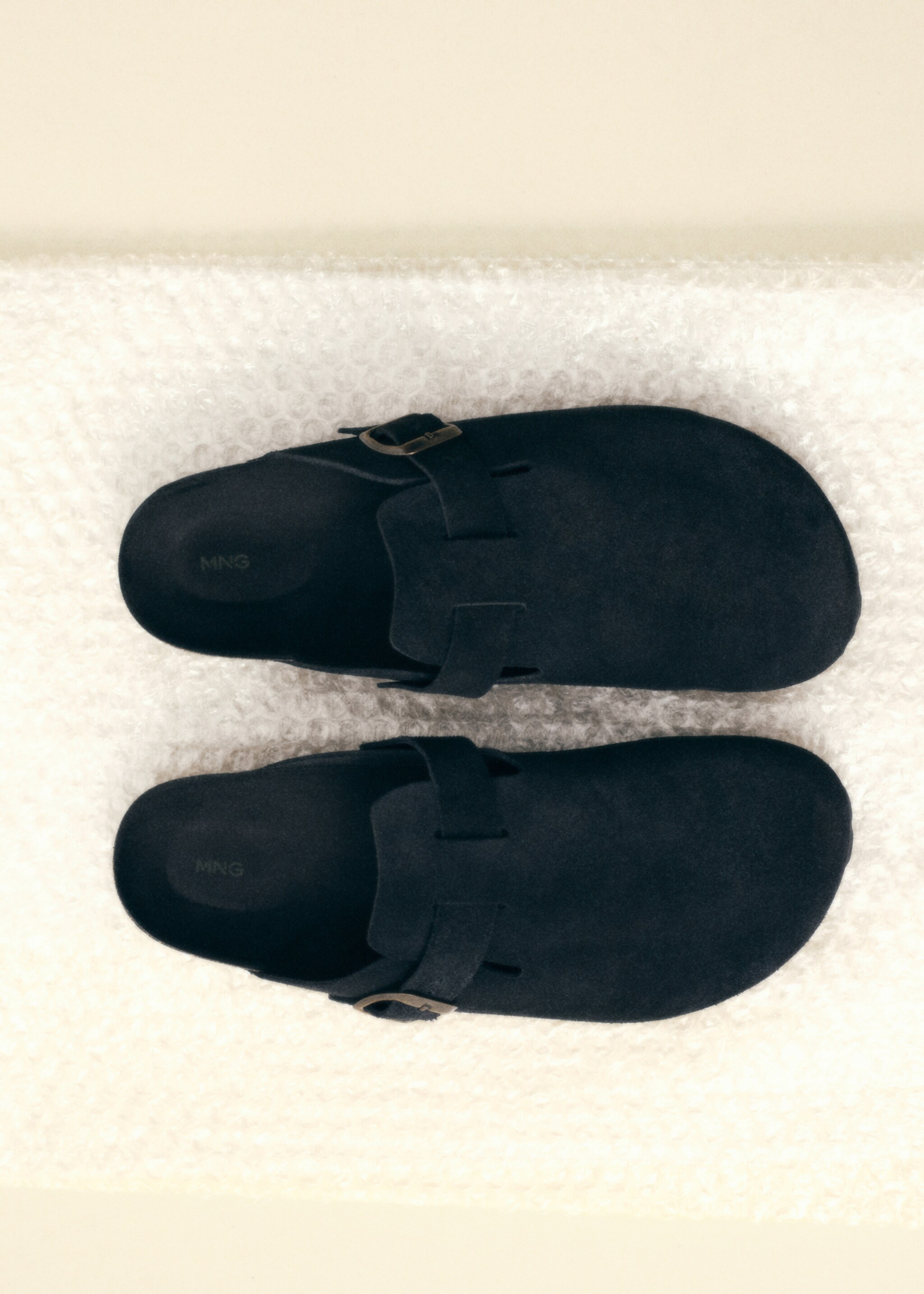 Suede leather clogs - Details of the article 5, Black. Ref: 87096374-00.