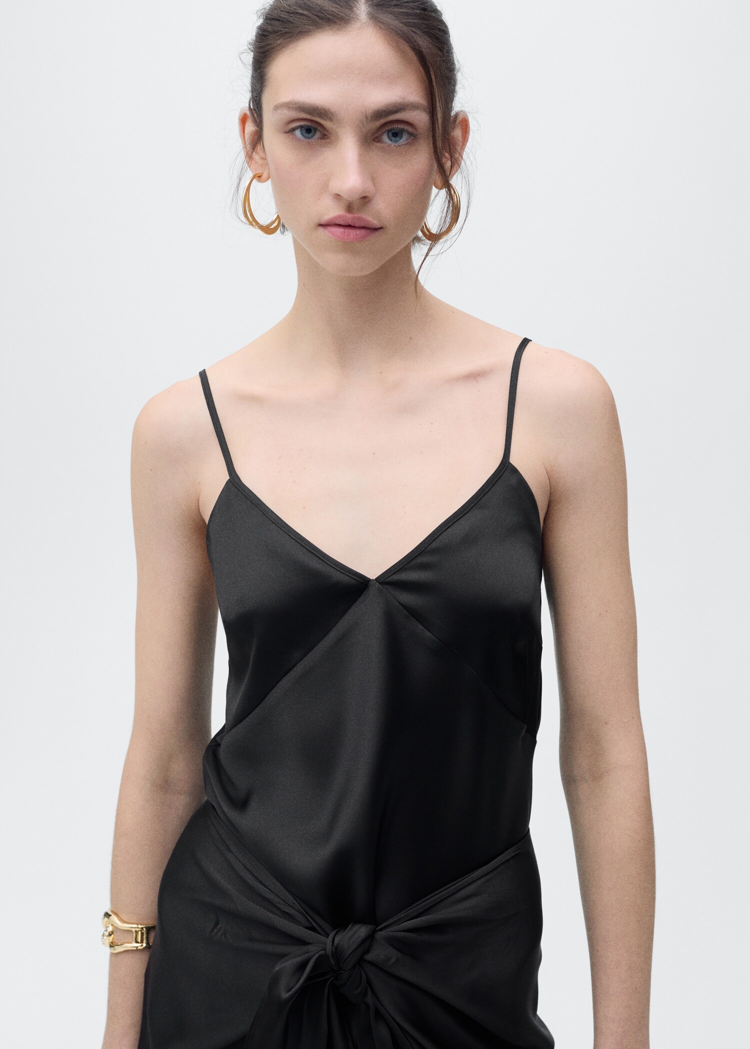 Top en satin à col en V - Plan moyen