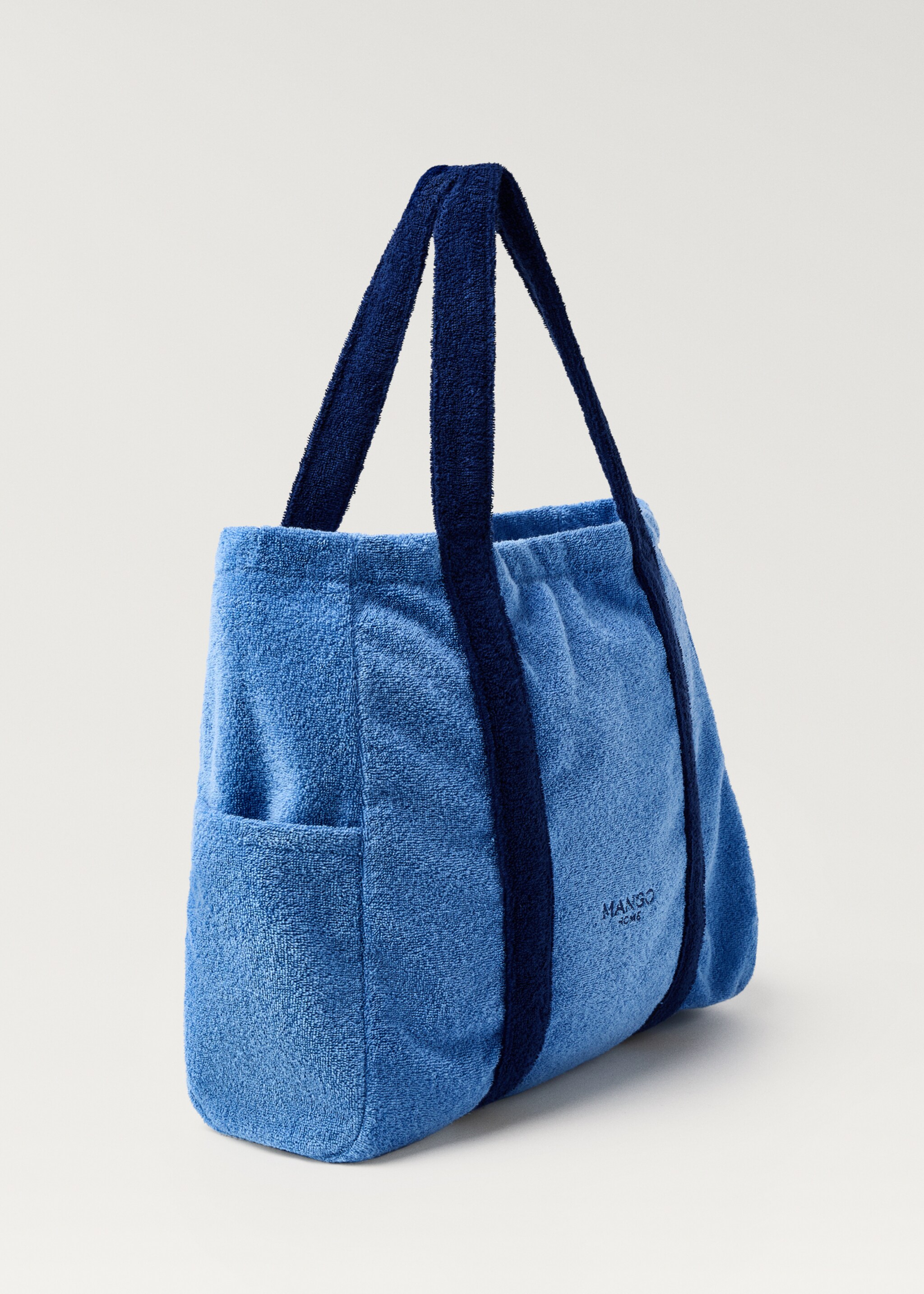 Towel effect beach bag - Details of the article 1, Blue. Ref: 87096724-00.