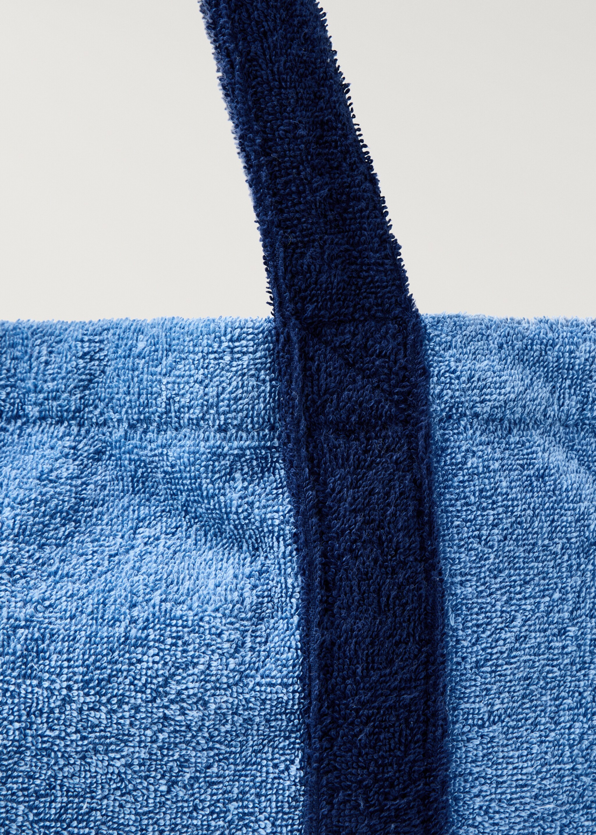 Towel effect beach bag - Details of the article 3, Blue. Ref: 87096724-00.