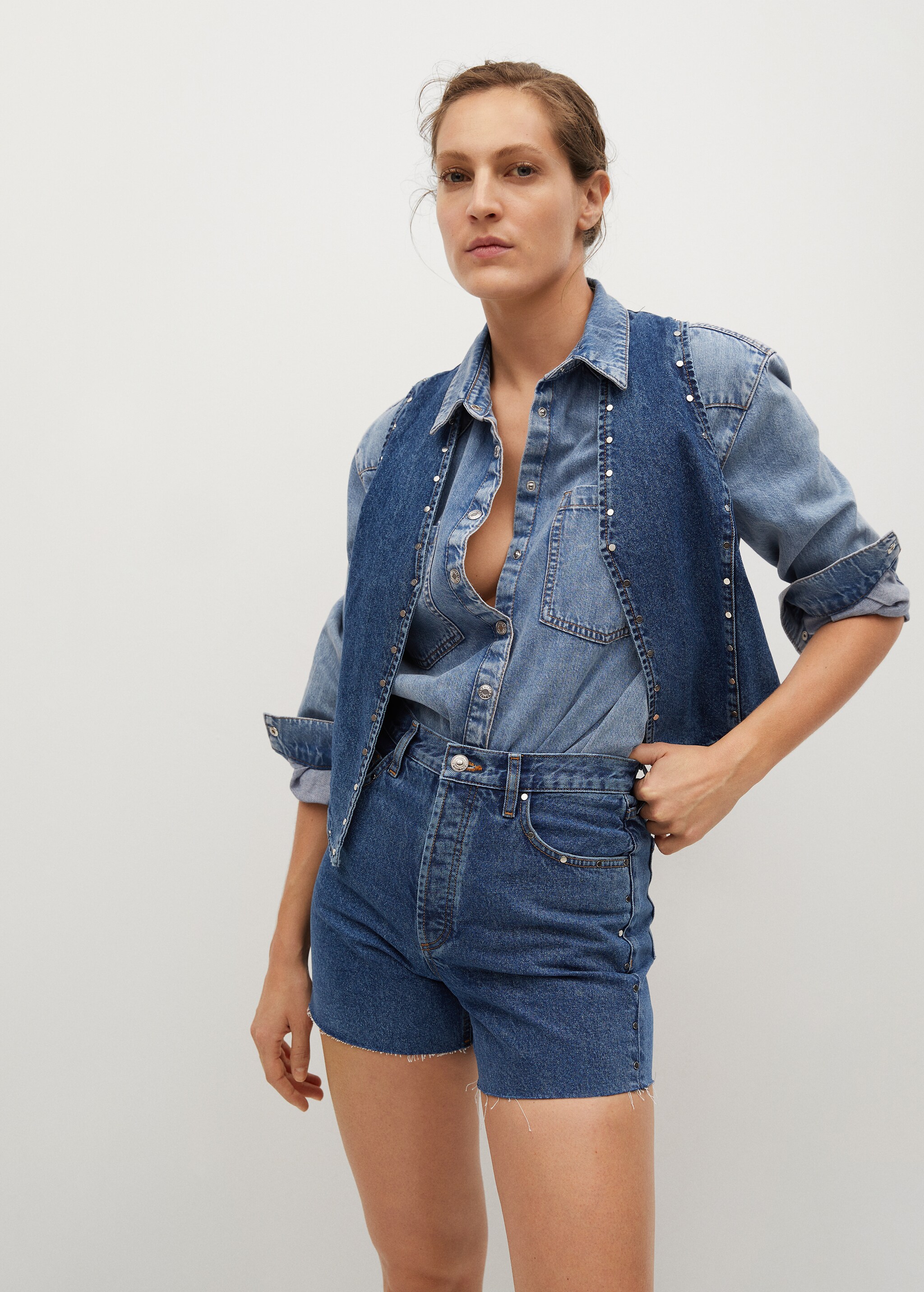 Short denim tachuelas - Plano medio