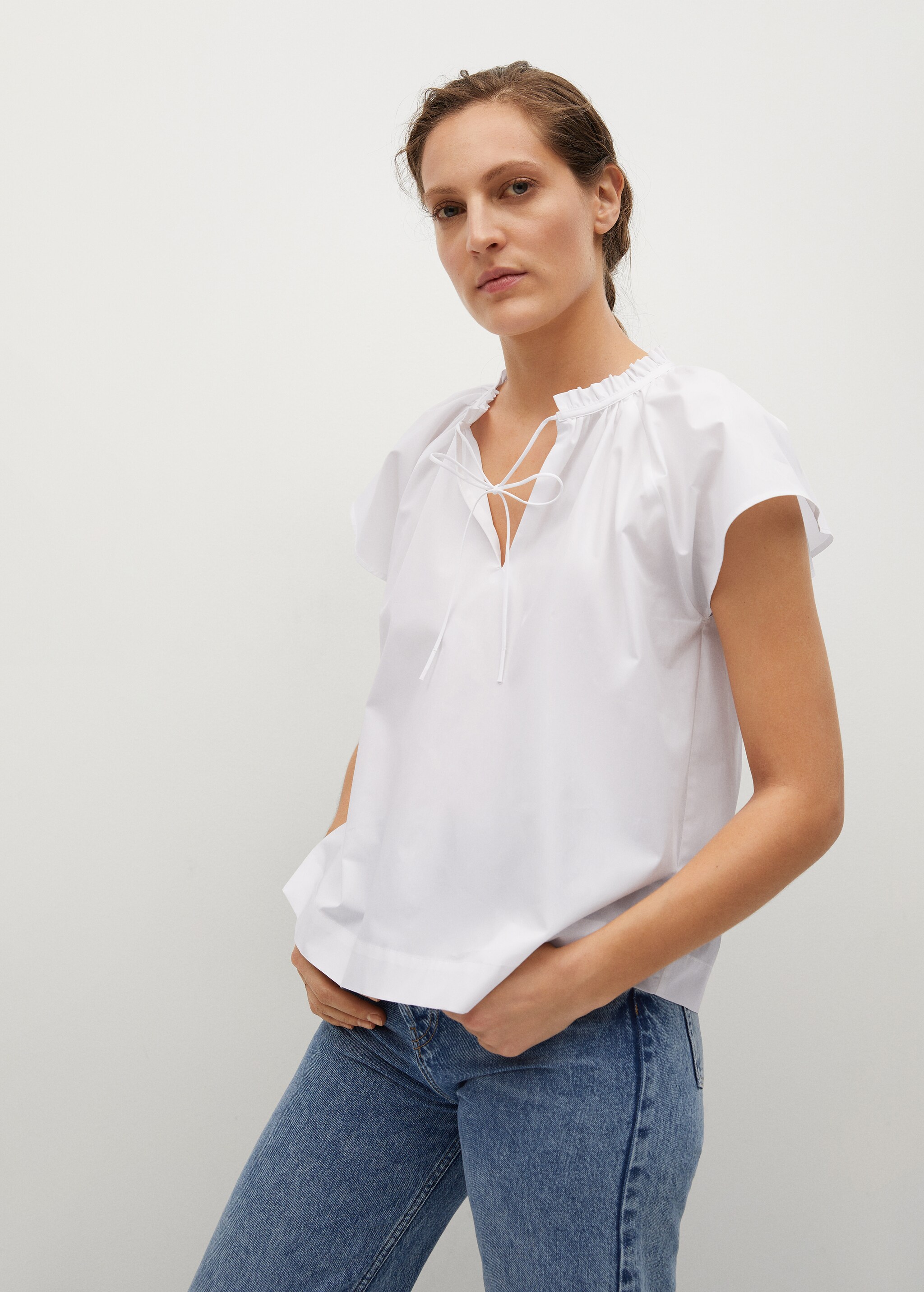 Blusa cuello fruncido - Plano medio
