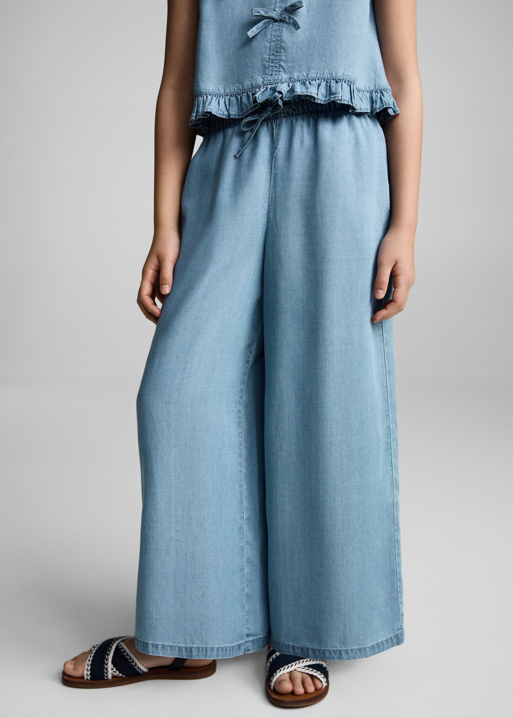 Gerade, fließende Hose mit Schleife - Detail des Artikels 6, Mittelblau. Ref: 87097163-00.