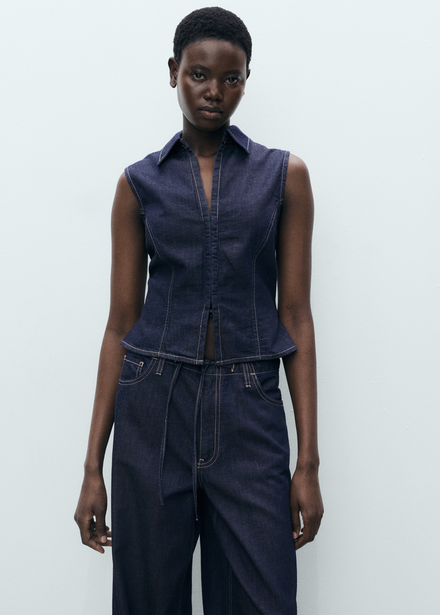 Figurnära denimtopp - Bild av mittparti