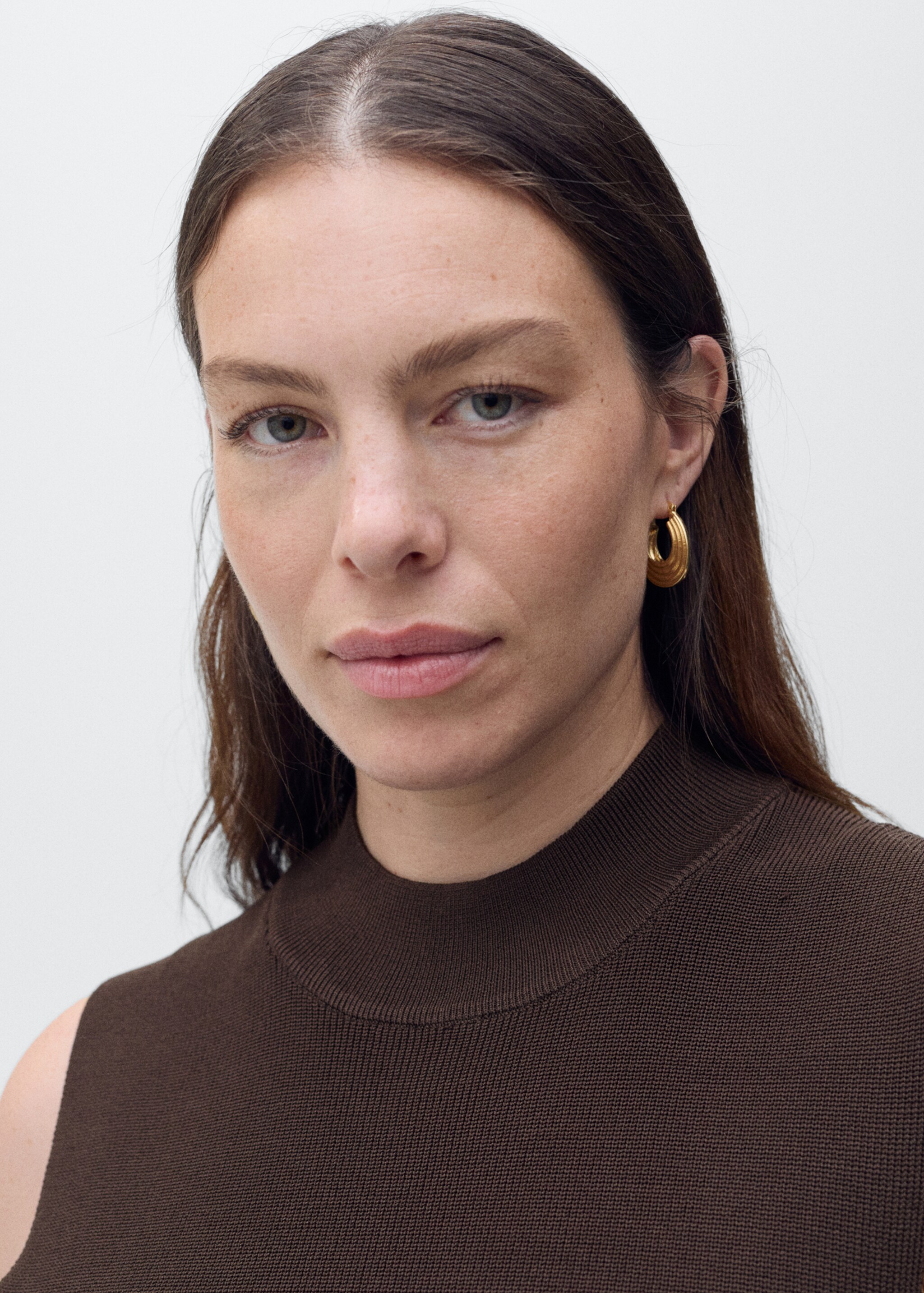 Perkins-neck knitted dress - Details of the article 4, Chocolate. Ref: 87097184-00.