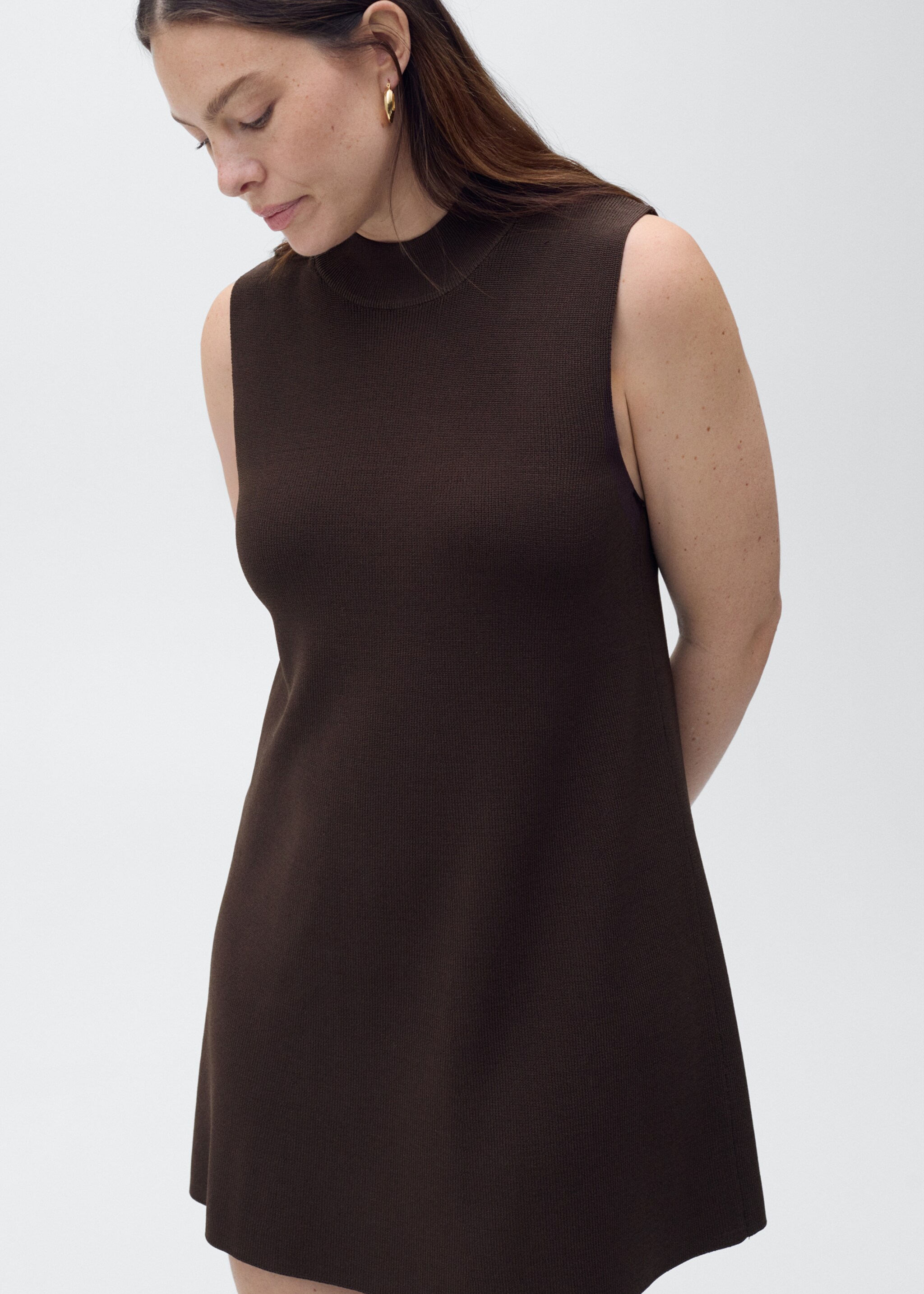 Perkins-neck knitted dress - Details of the article 5, Chocolate. Ref: 87097184-00.
