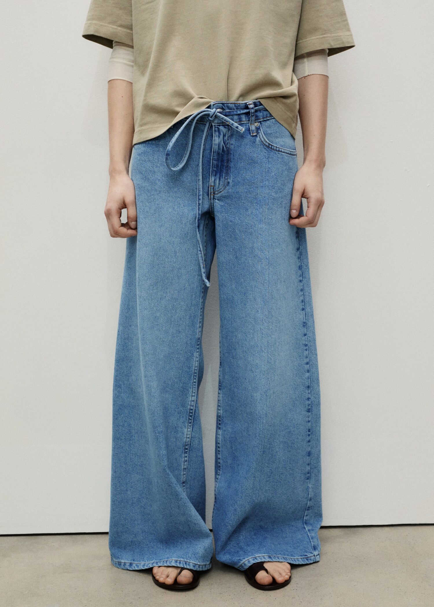 Low-rise wide leg jeans with belt - Medium plane
