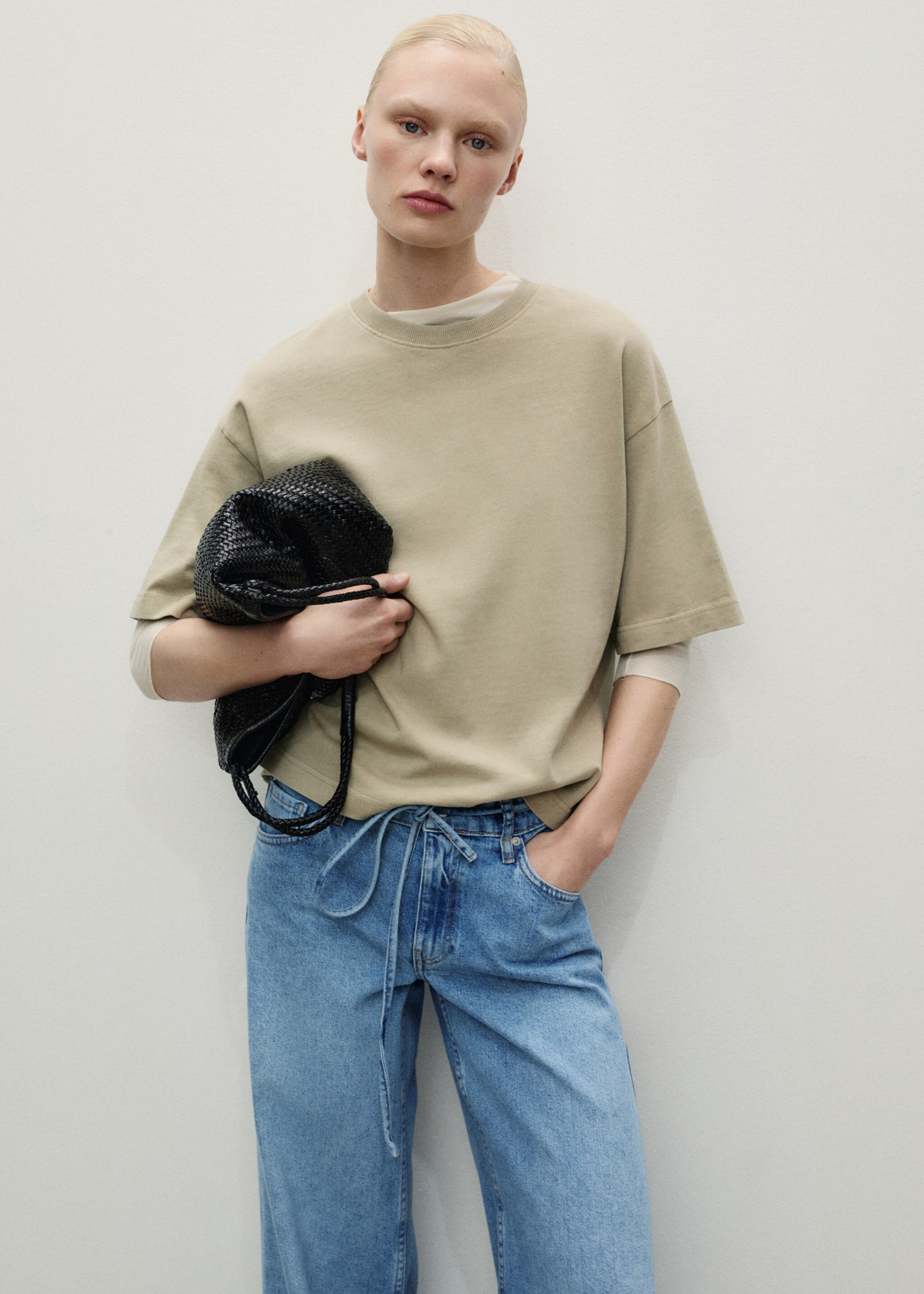 Low-rise wide leg jeans with belt - Details of the article 1, Medium Blue. Ref: 87097187-00.