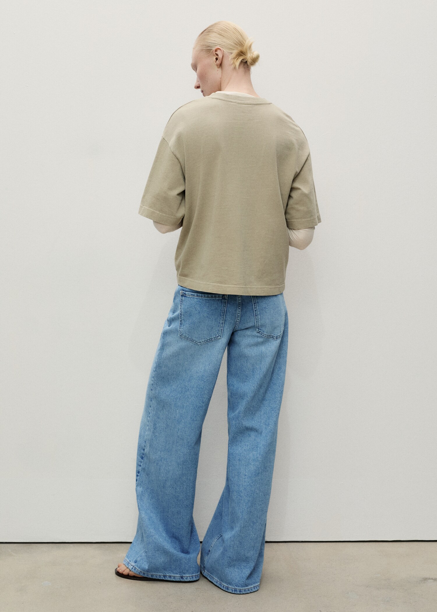 Low-rise wide leg jeans with belt - Reverse of the article