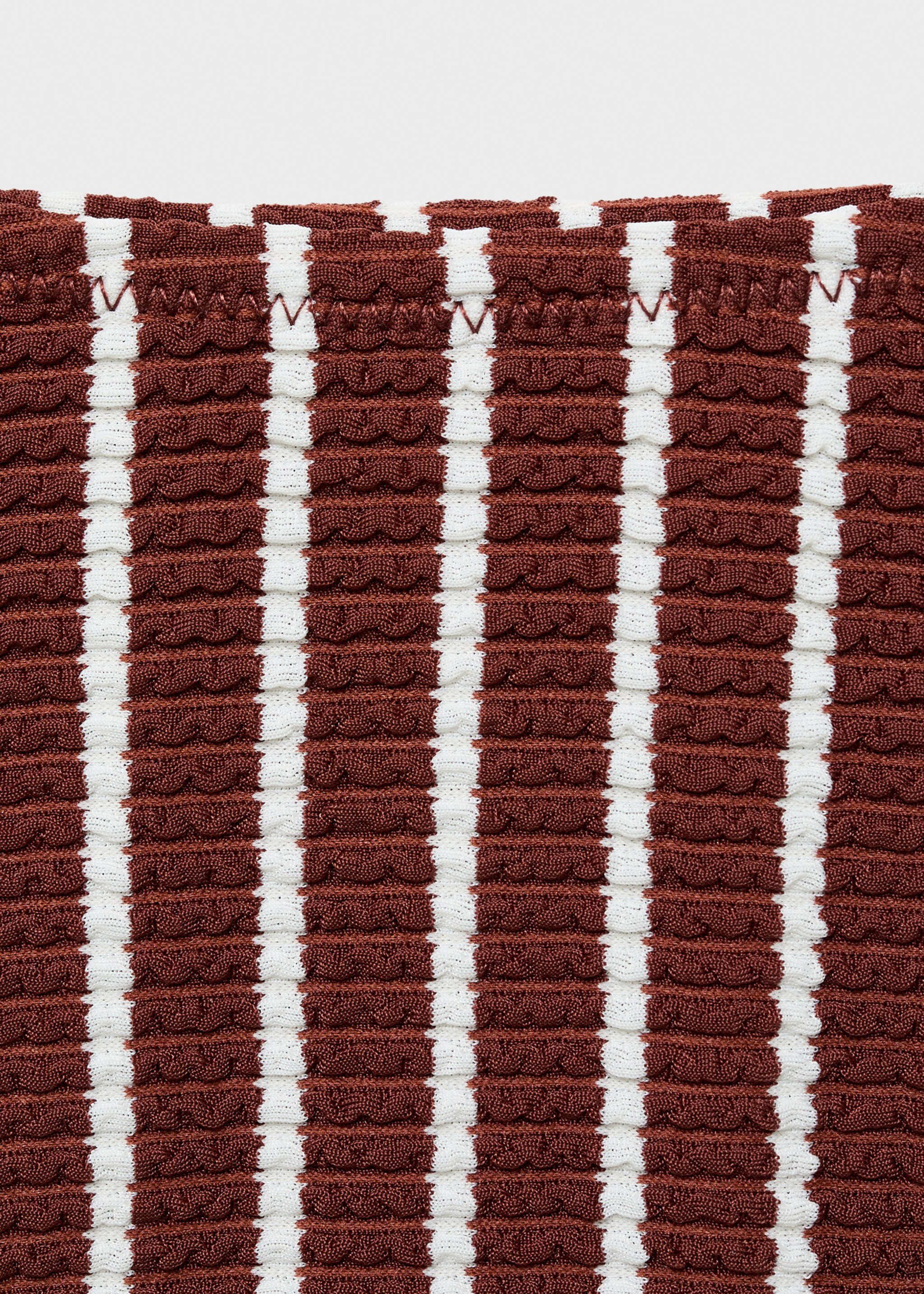 Gestreifter Bikini-Slip mit Rippmuster - Detail des Artikels 0, Schokolade. Ref: 87097673-00.