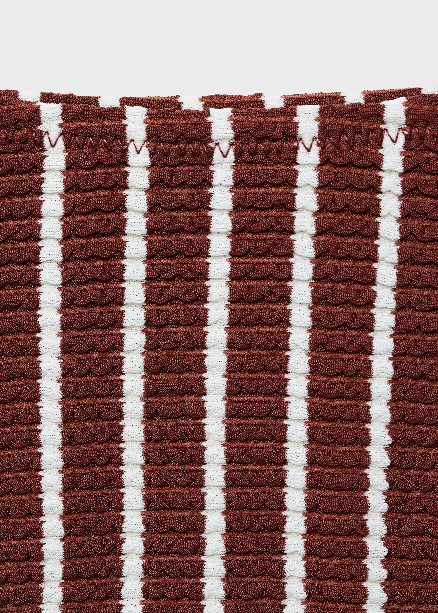 Gestreifter Bikini-Slip mit Rippmuster - Detail des Artikels 0