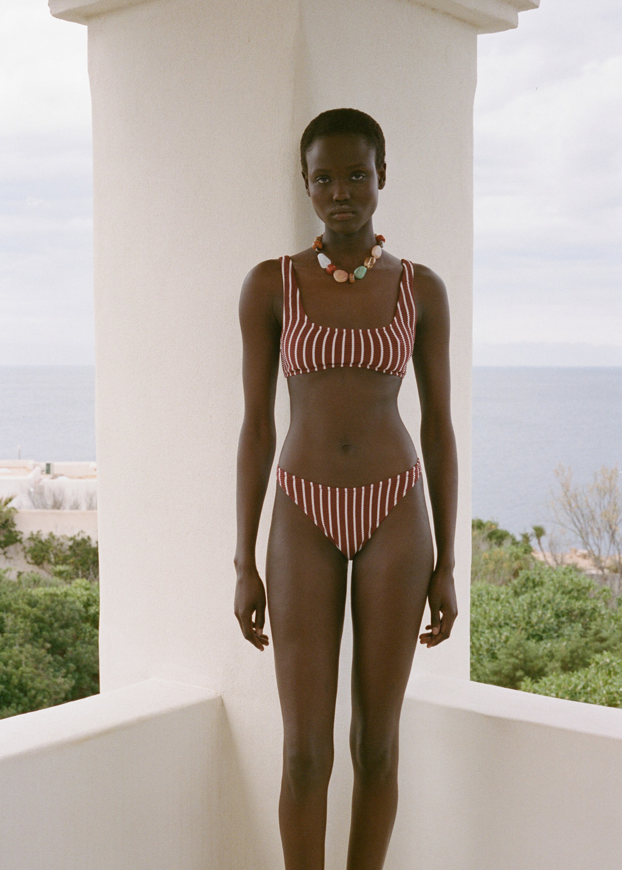 Gestreifter Bikini-Slip mit Rippmuster - Detail des Artikels 2, Schokolade. Ref: 87097673-00.