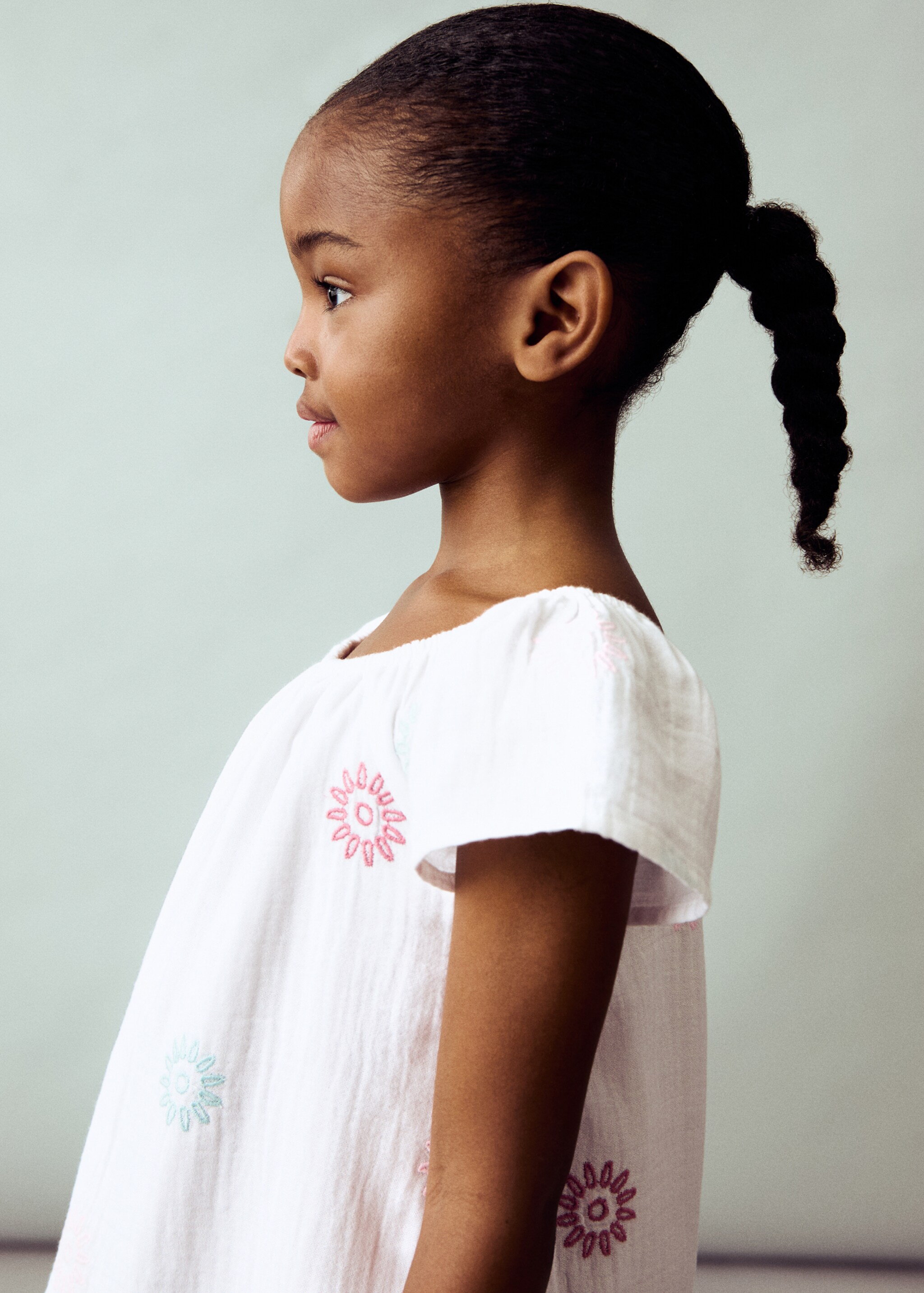 Embroidered detail dress - Details of the article 1, White. Ref: 87097697-00.