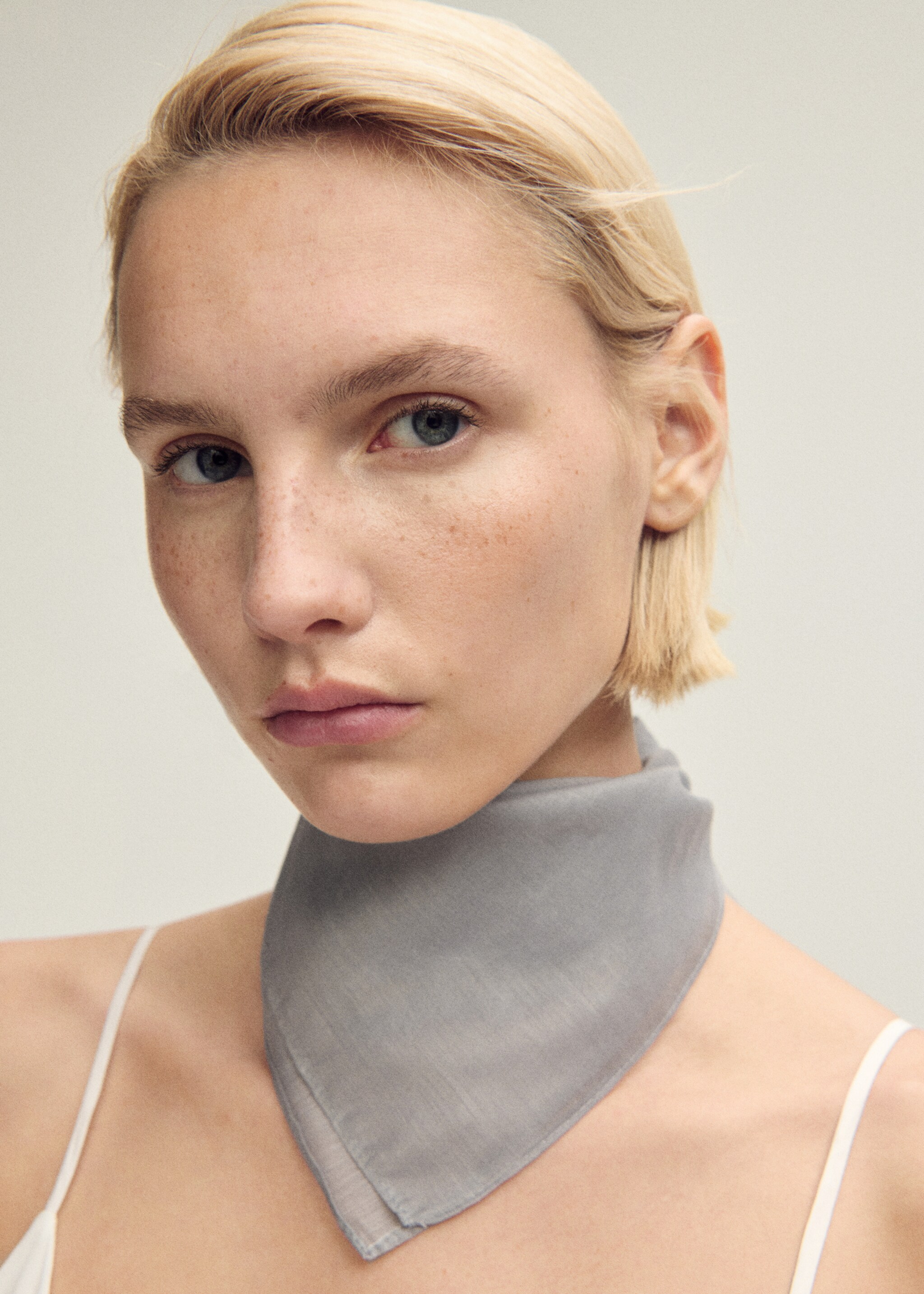 Effen chiffon sjaaltje - Detail van het artikel 9, Grijs. Ref: 87097709-00.