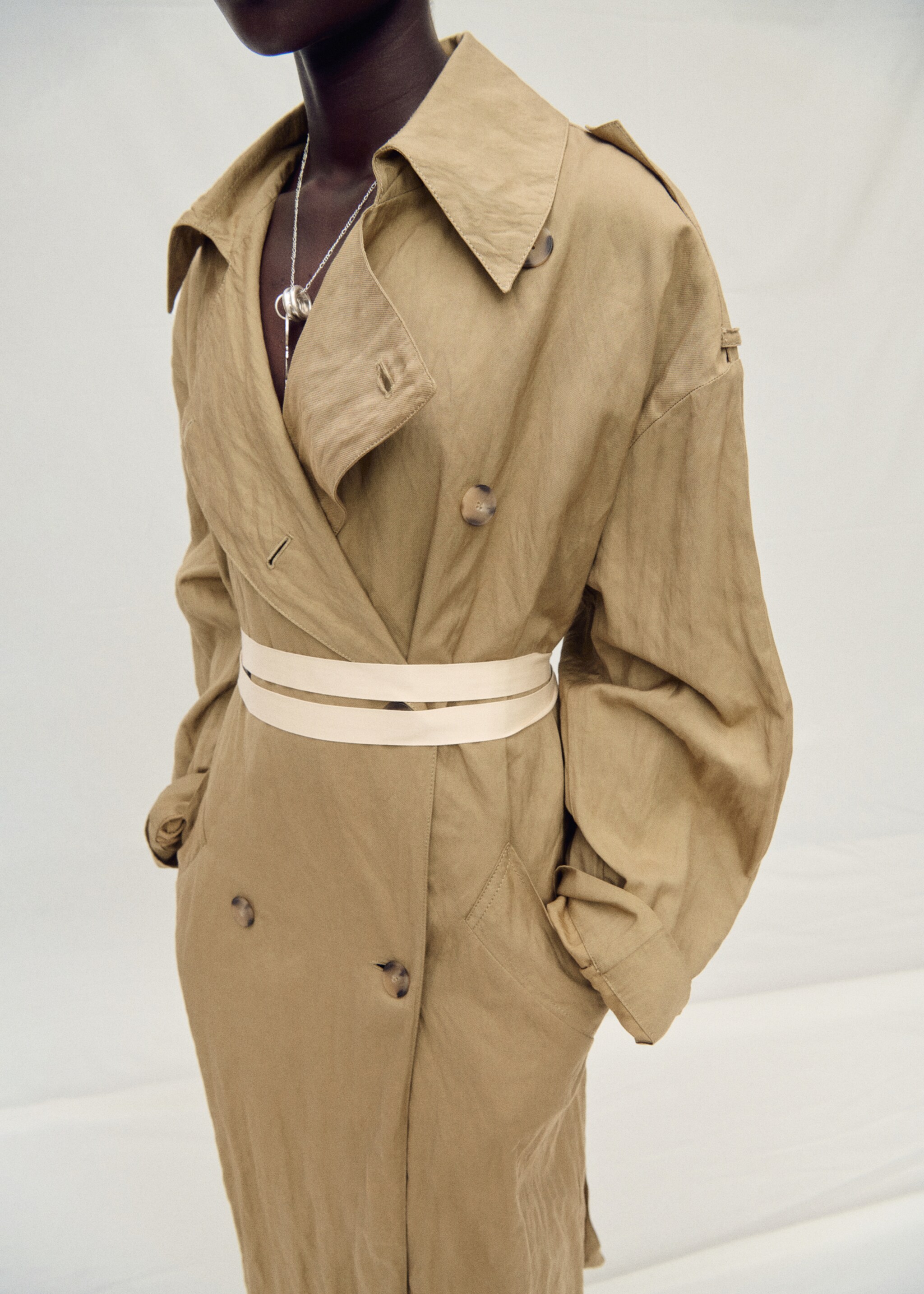 Oversized-Trenchcoat mit Knitter-Effekt - Mittlere Ansicht, Mittelbraun. Ref: 87097717-00.